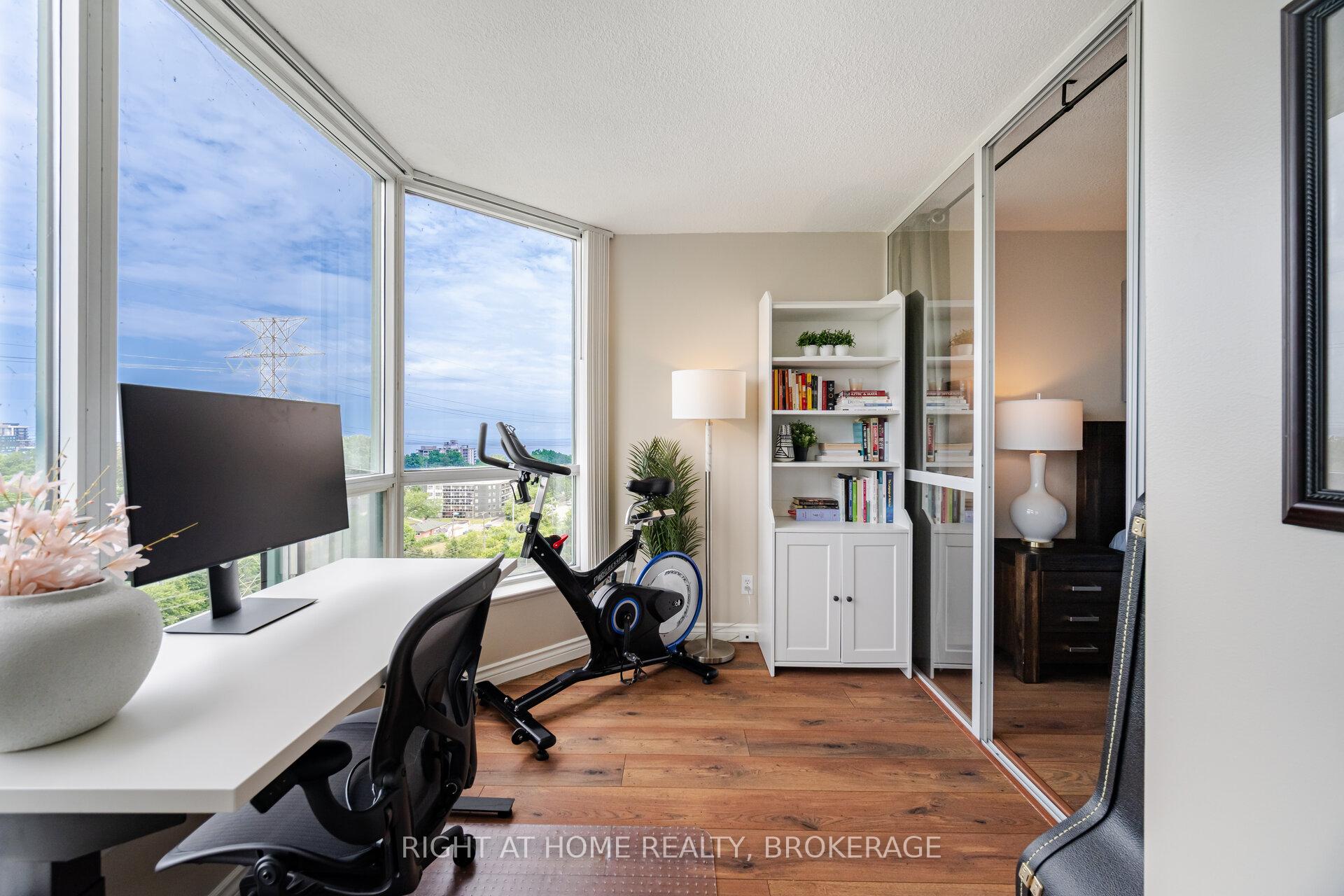 3 Bedrooms Condo at 1276 Maple Crossing, Burlington For sale