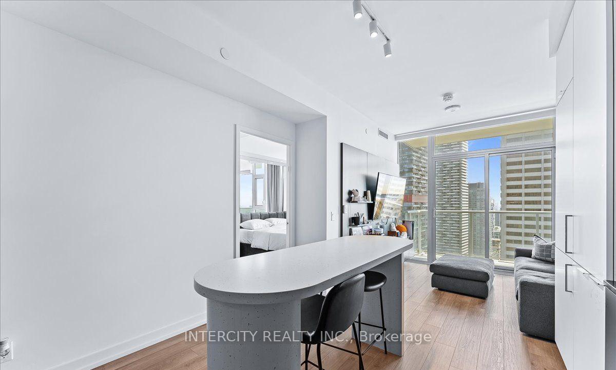 3 Bedrooms Condo at 33 Helendale, Toronto For sale