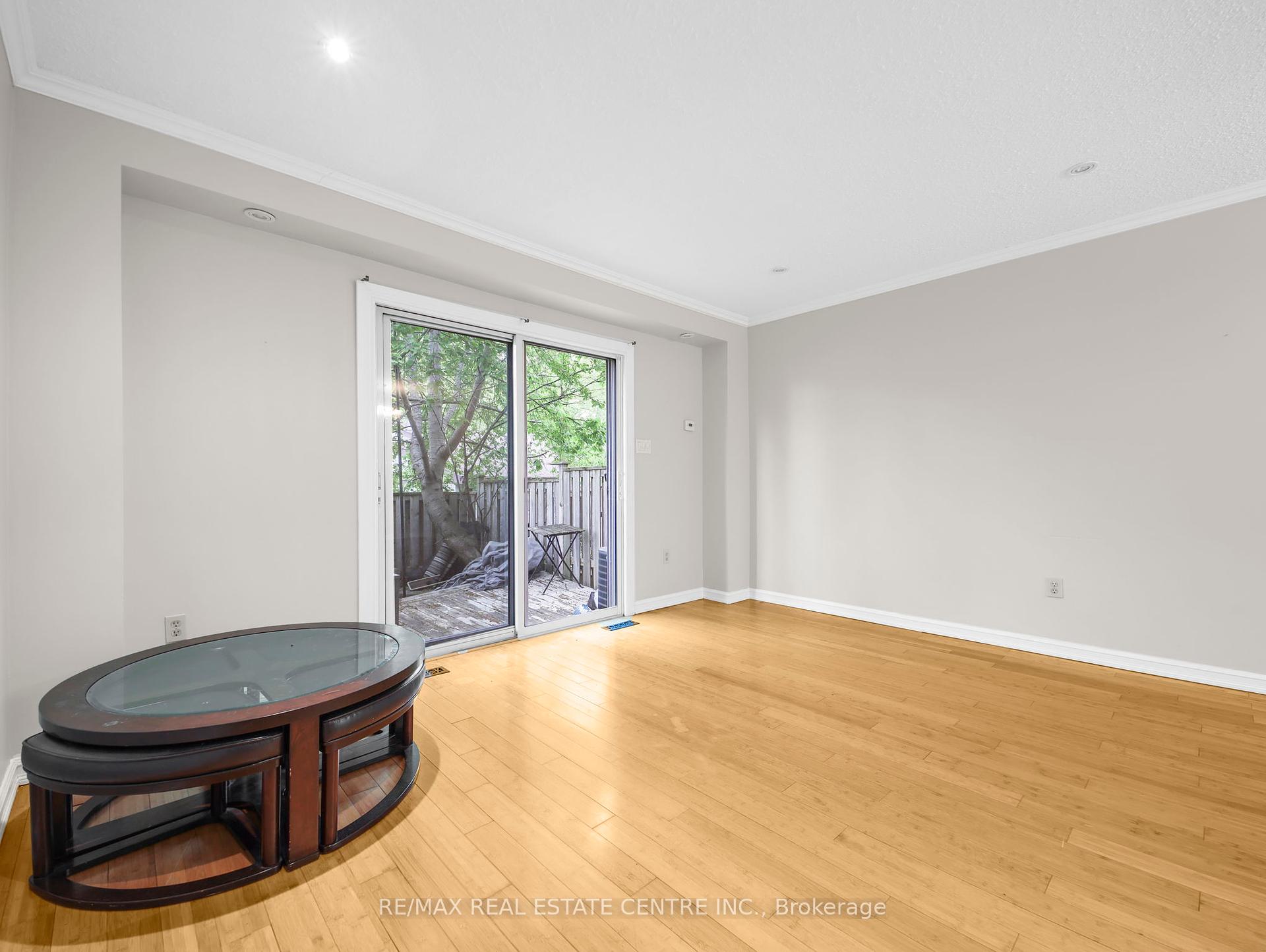 3 Bedrooms Condo at 2779 Gananoque, Mississauga For sale