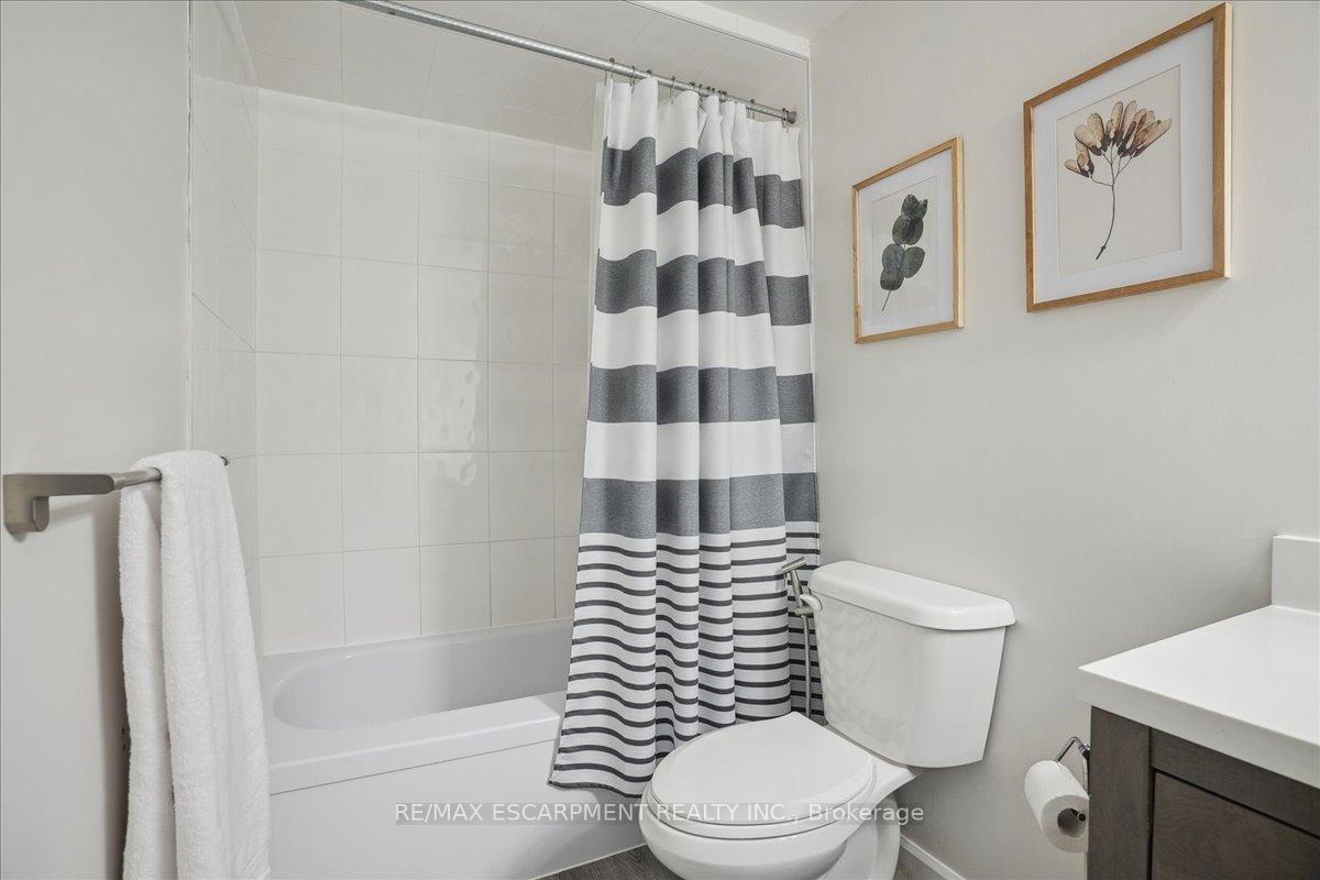 3 Bedrooms Condo at 680 Regency, Burlington For sale