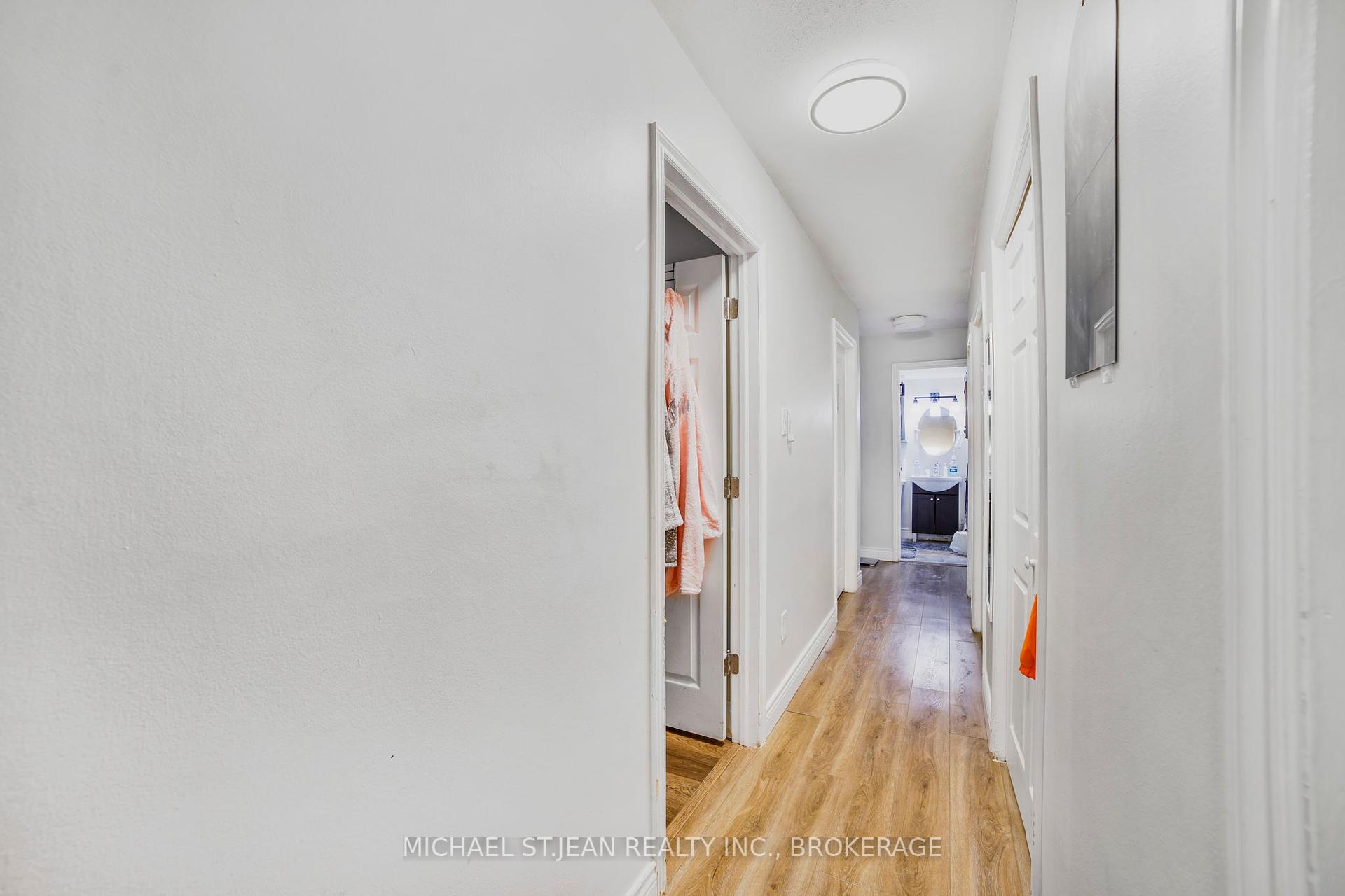 3 Bedrooms Condo at 15 Albright,  Hamilton For sale