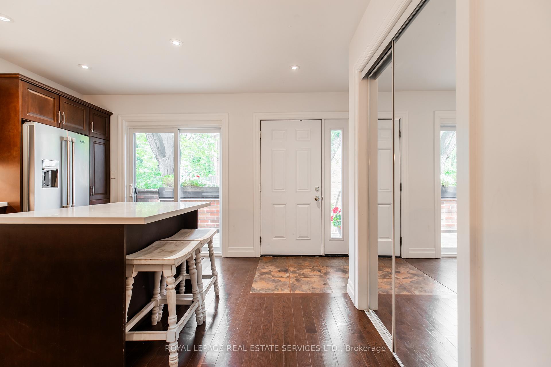 3 Bedrooms Condo at 3122 Lakeshore, Oakville For sale