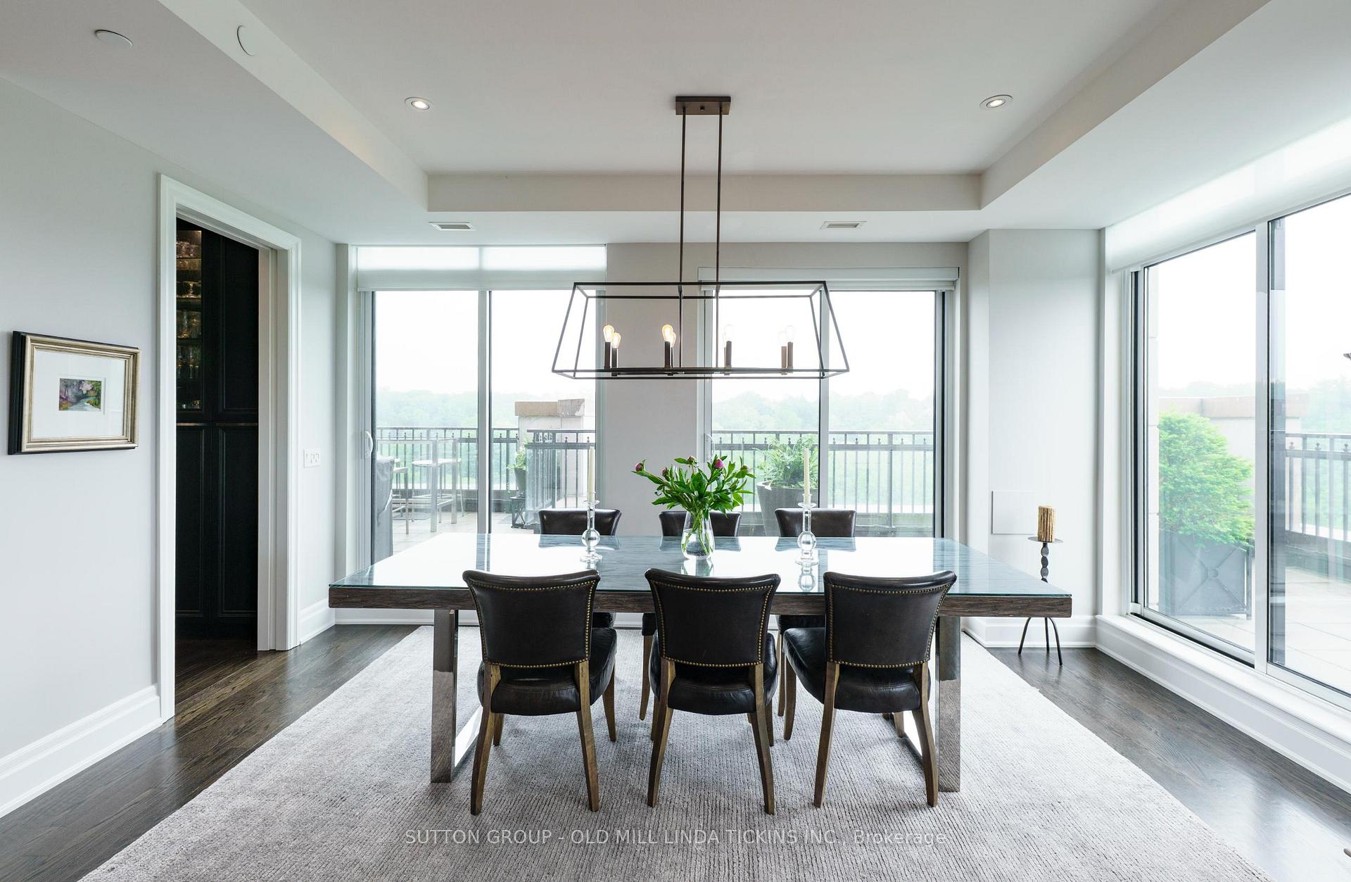 2 Bedrooms Condo at 30 Old Mill, Toronto For sale