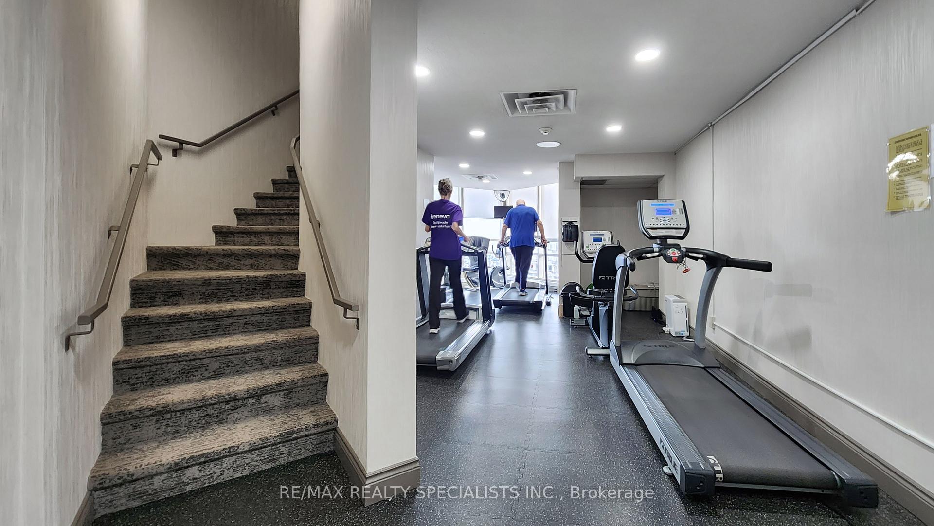2 Bedrooms Condo at 45 Kingsbridge Garden, Mississauga For sale