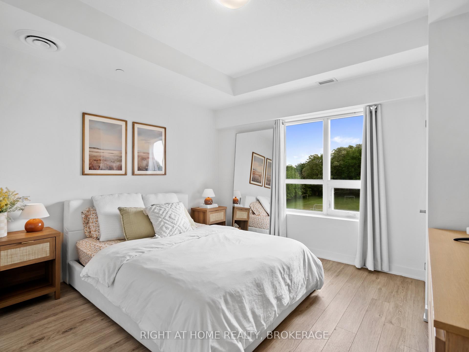 2 Bedrooms Condo at 16 Markle, Hamilton For sale