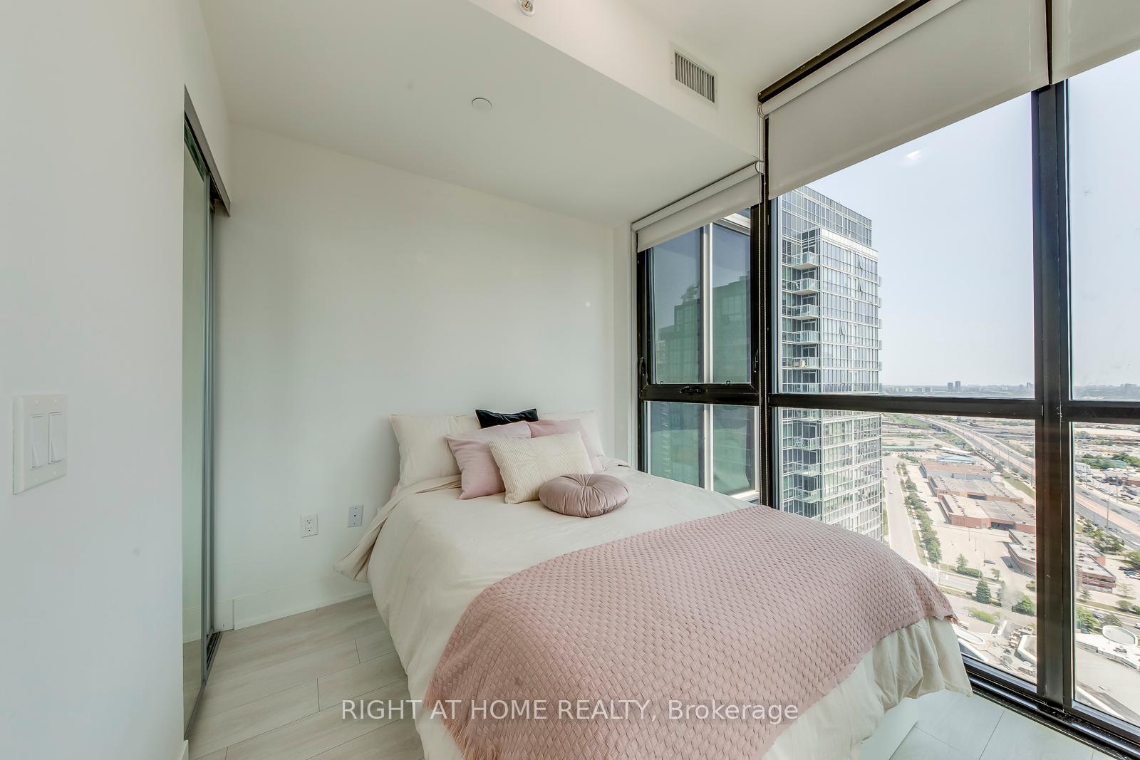 2 Bedrooms Condo at 2916 Highway 7, Vaughan For sale