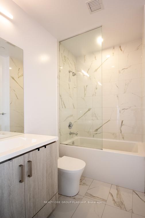 2 Bedrooms Condo at 38 Honeycrisp, Vaughan For sale