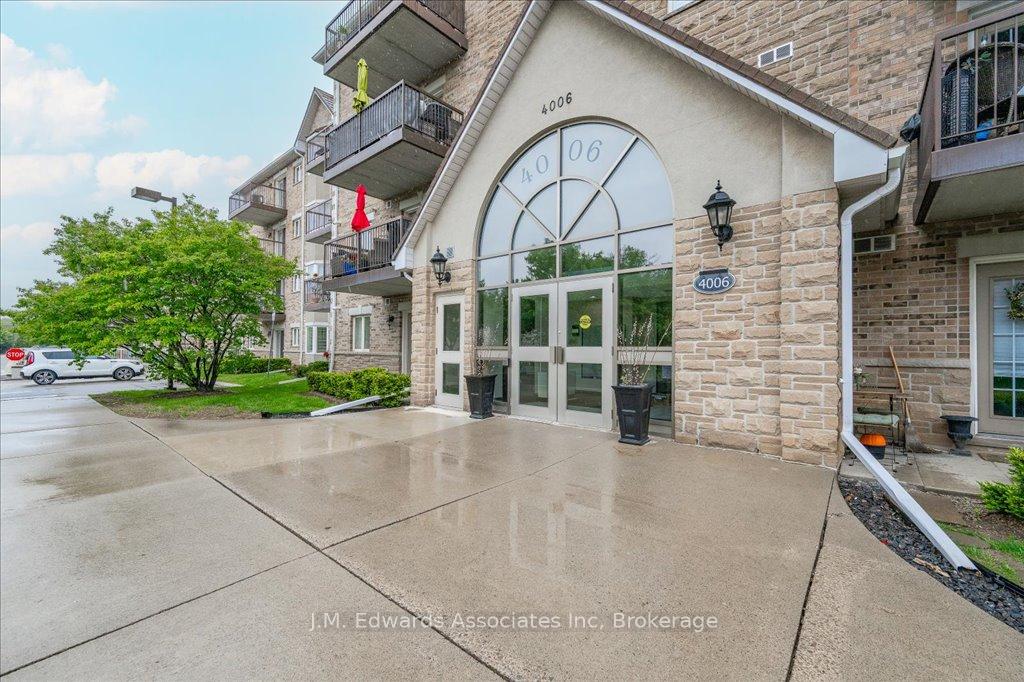 2 Bedrooms Condo at 4006 Kilmer, Burlington For sale
