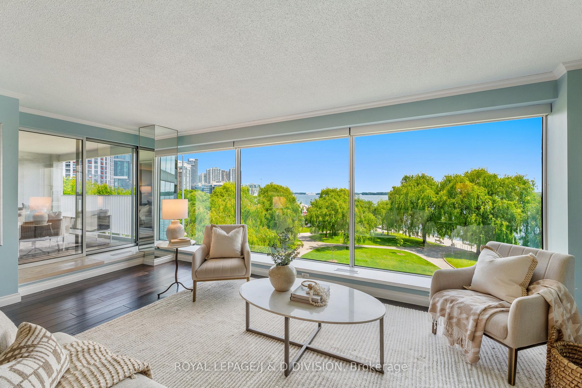 2 Bedrooms Condo at 401 Queens, Toronto For sale