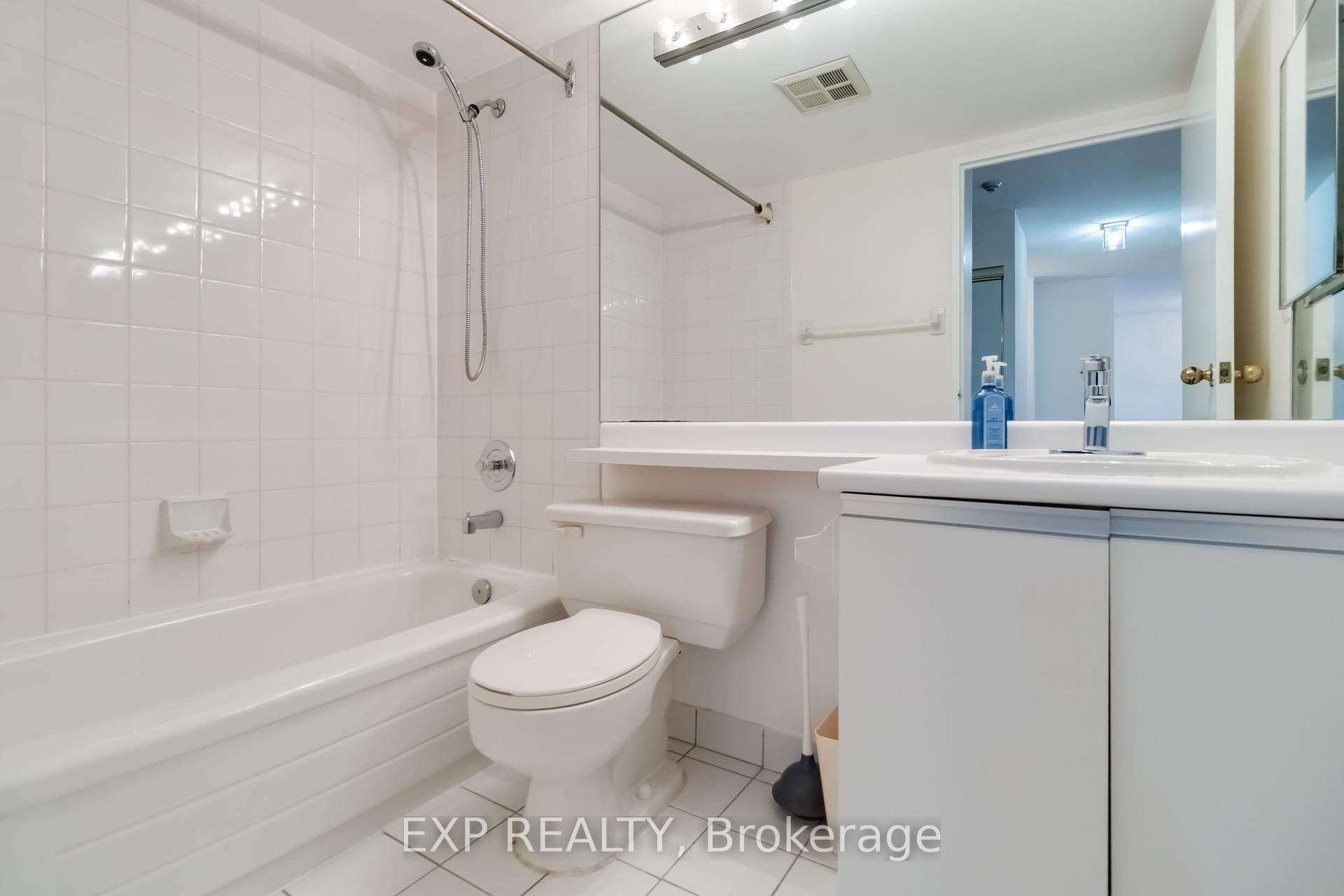 2 Bedrooms Condo at 550 Webb, Mississauga For sale