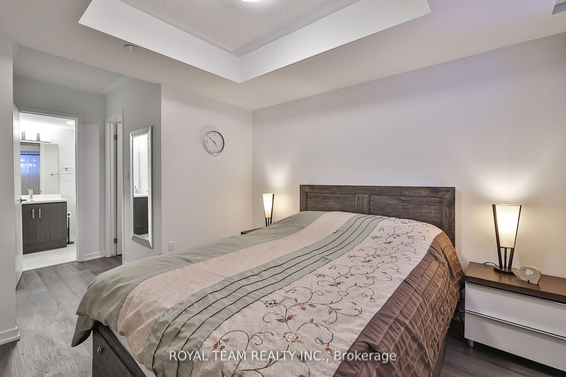2 Bedrooms Condo at 131 Honeycrisp, Vaughan For sale