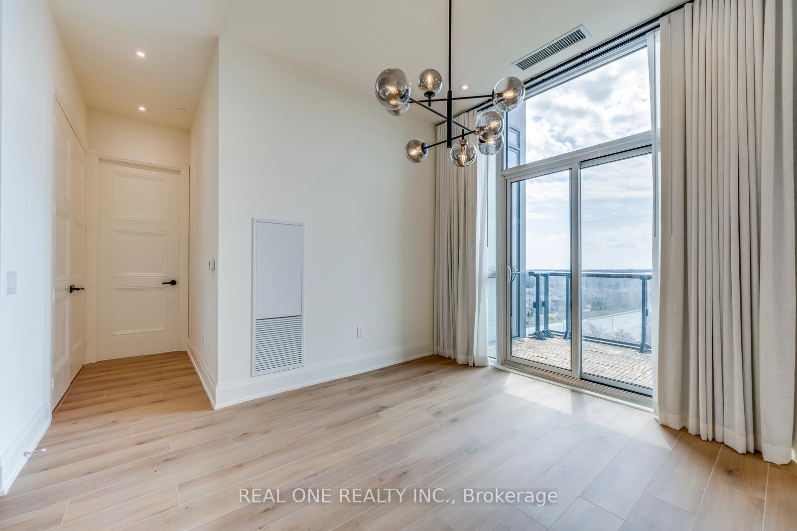 3 Bedrooms Condo at 509 Dundas, Oakville For sale