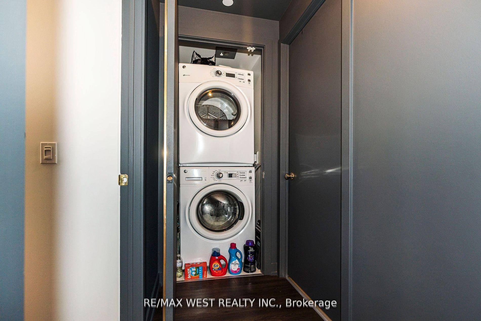 1 Bedroom Condo at 10 Park Lawn, Toronto For sale