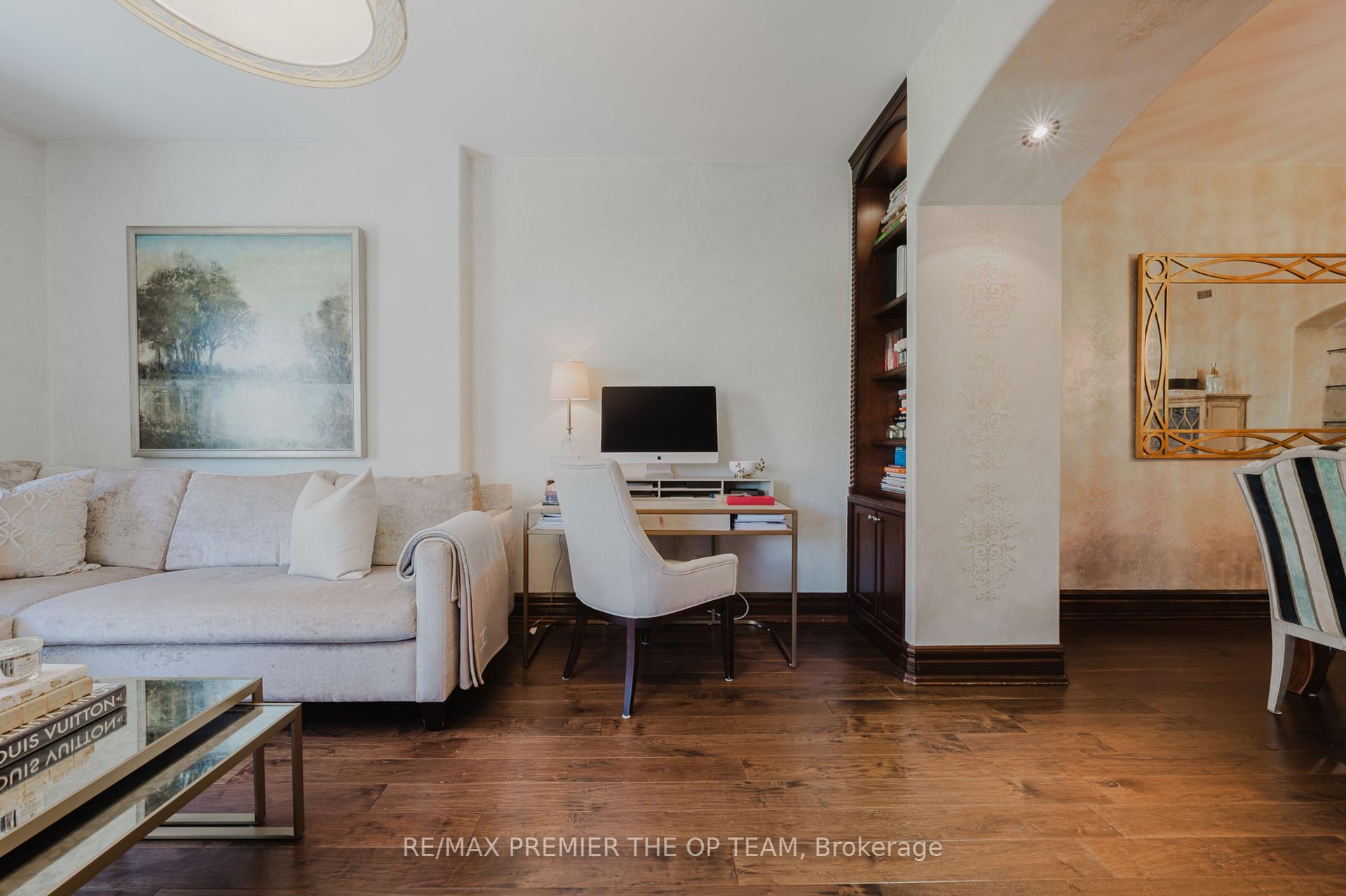 2 Bedrooms Condo at 121 Woodbridge, Vaughan For sale