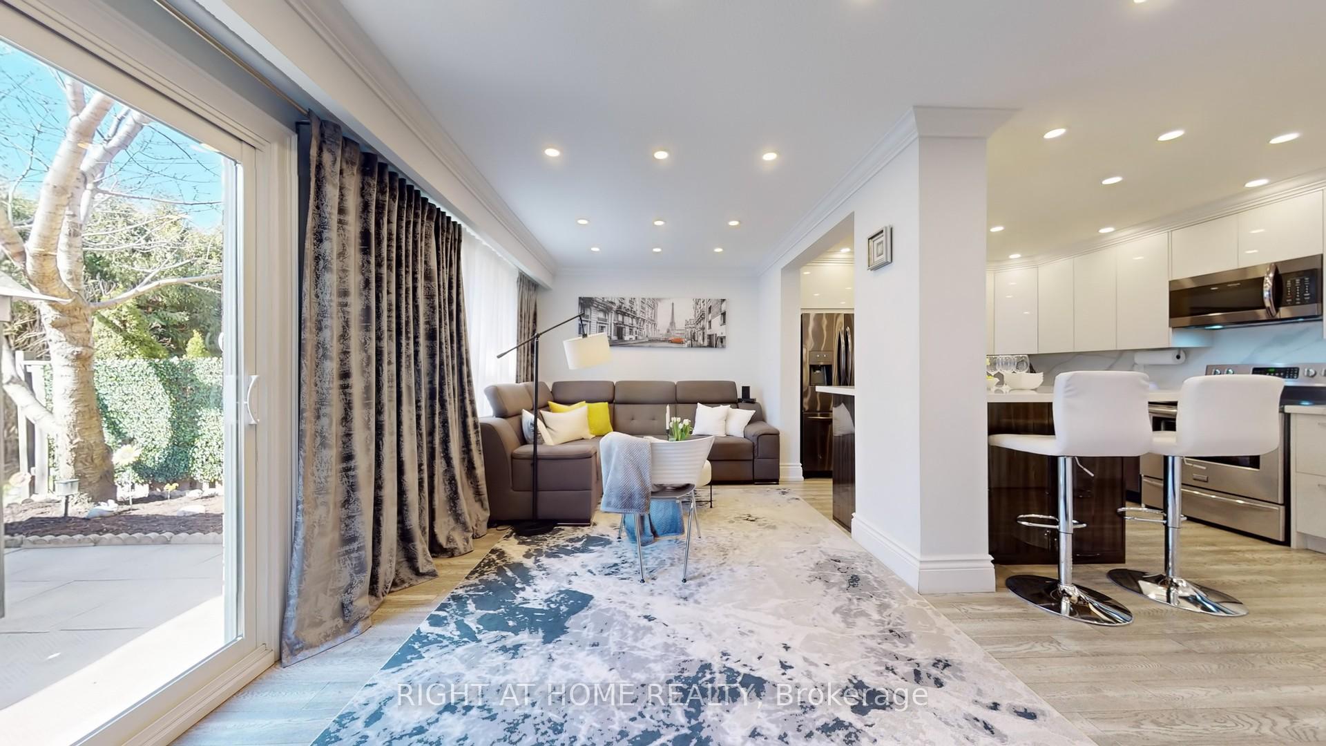 3 Bedrooms Condo at 1951 Rathburn, Mississauga For sale