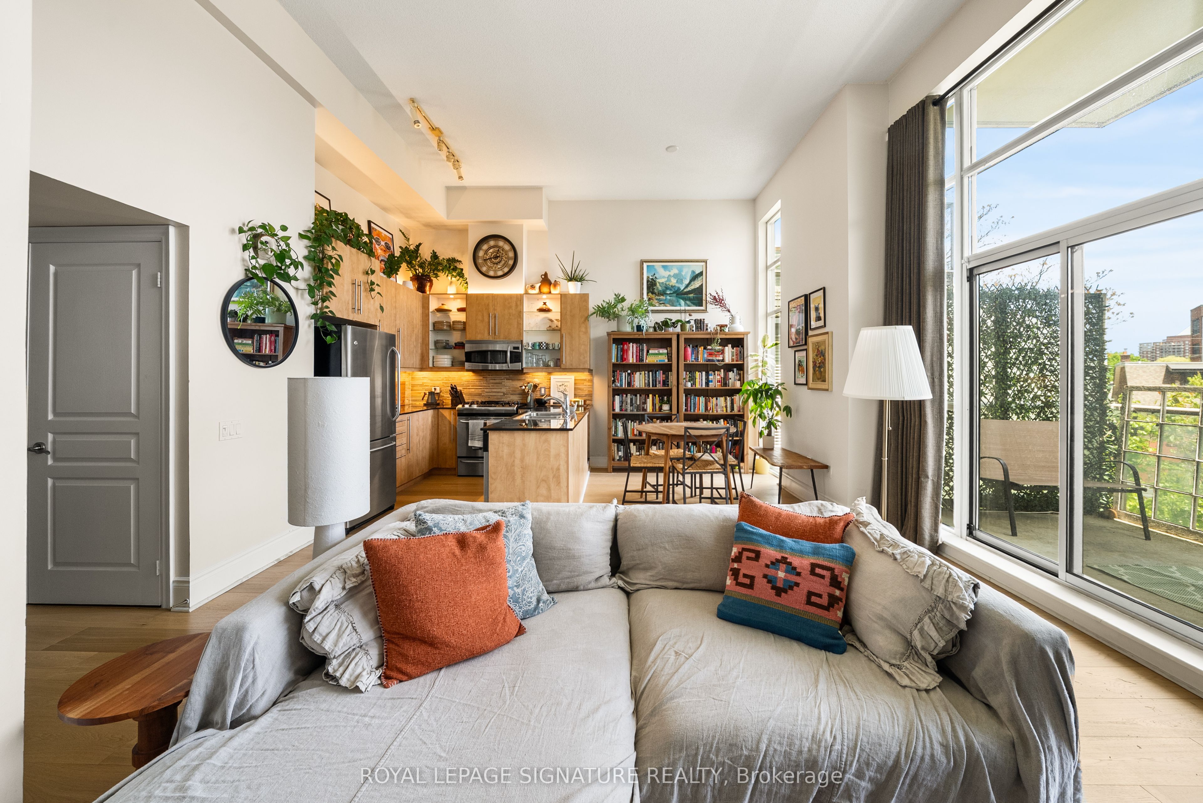 437 Roncesvalles Avenue, #423