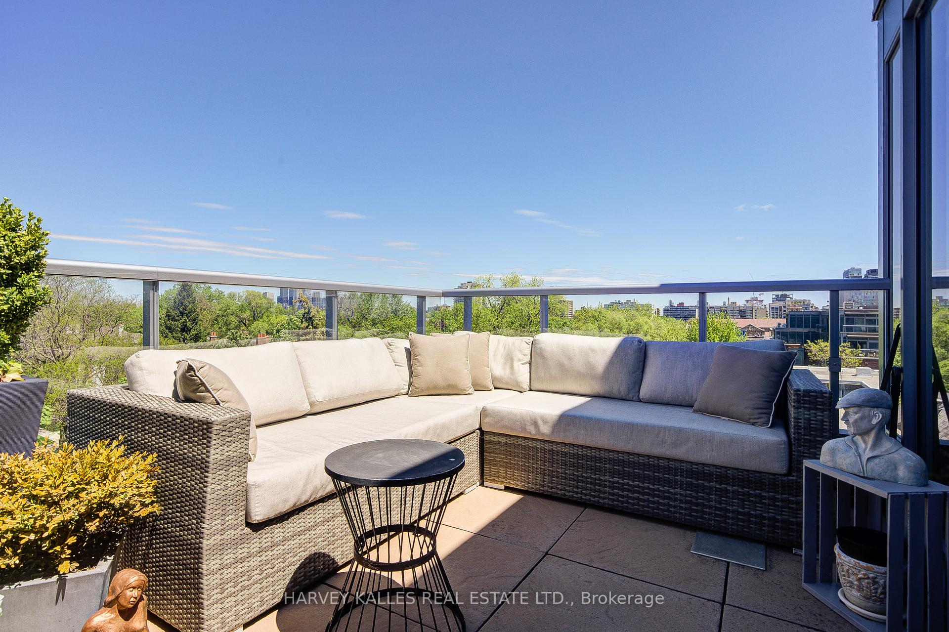 2 Bedrooms Condo at 6 Parkwood, Toronto For sale