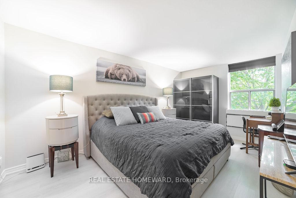 3 Bedrooms Condo at 20 Fashion Roseway, Toronto For sale