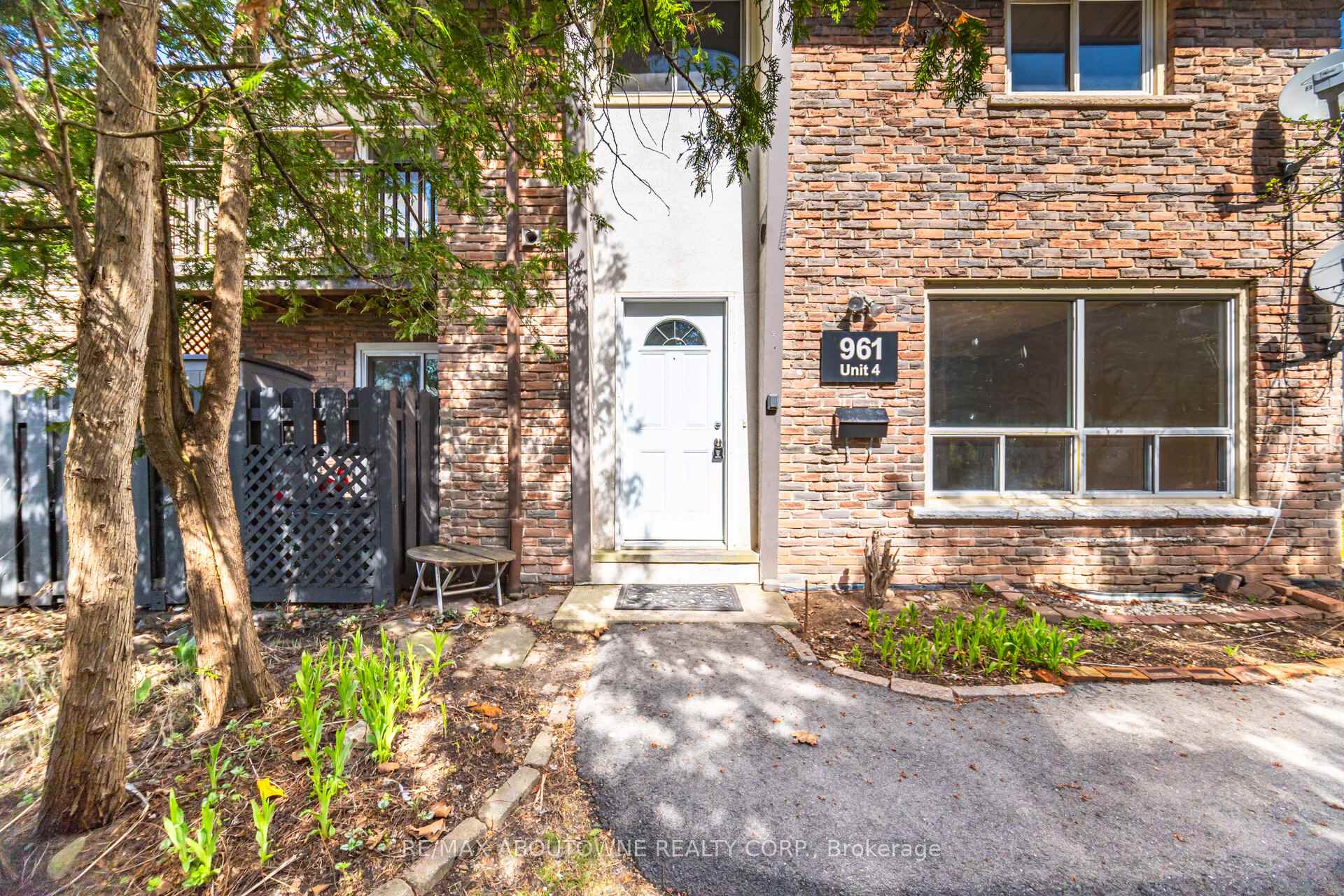 3 Bedrooms Condo at 961 Francis,  Burlington For sale