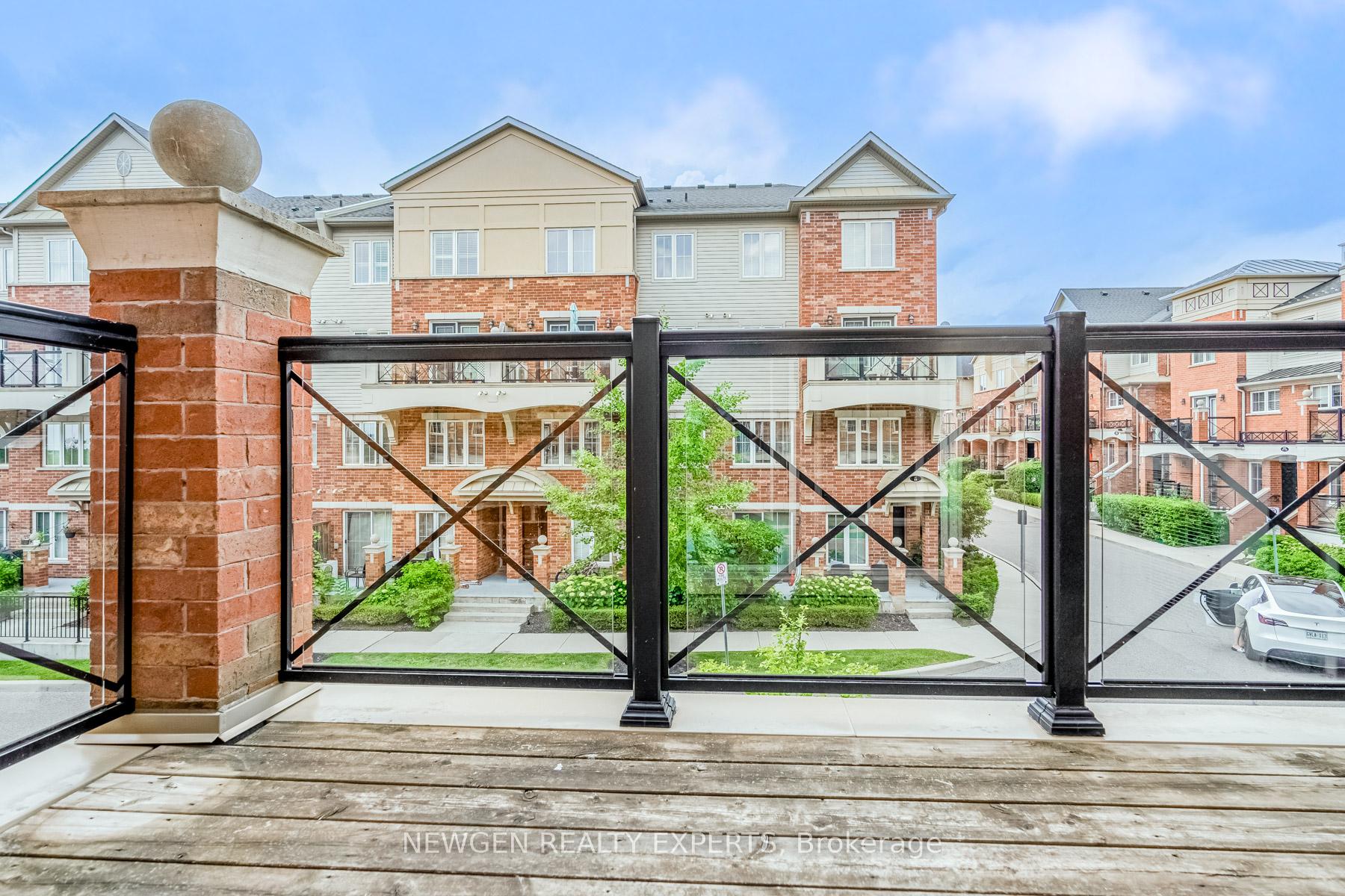 2 Bedrooms Condo at 51 Hays, Oakville For sale