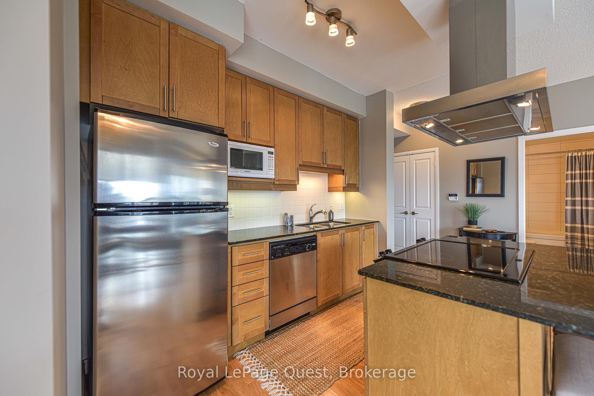 2 Bedrooms Condo at 50 Absolute, Mississauga For sale