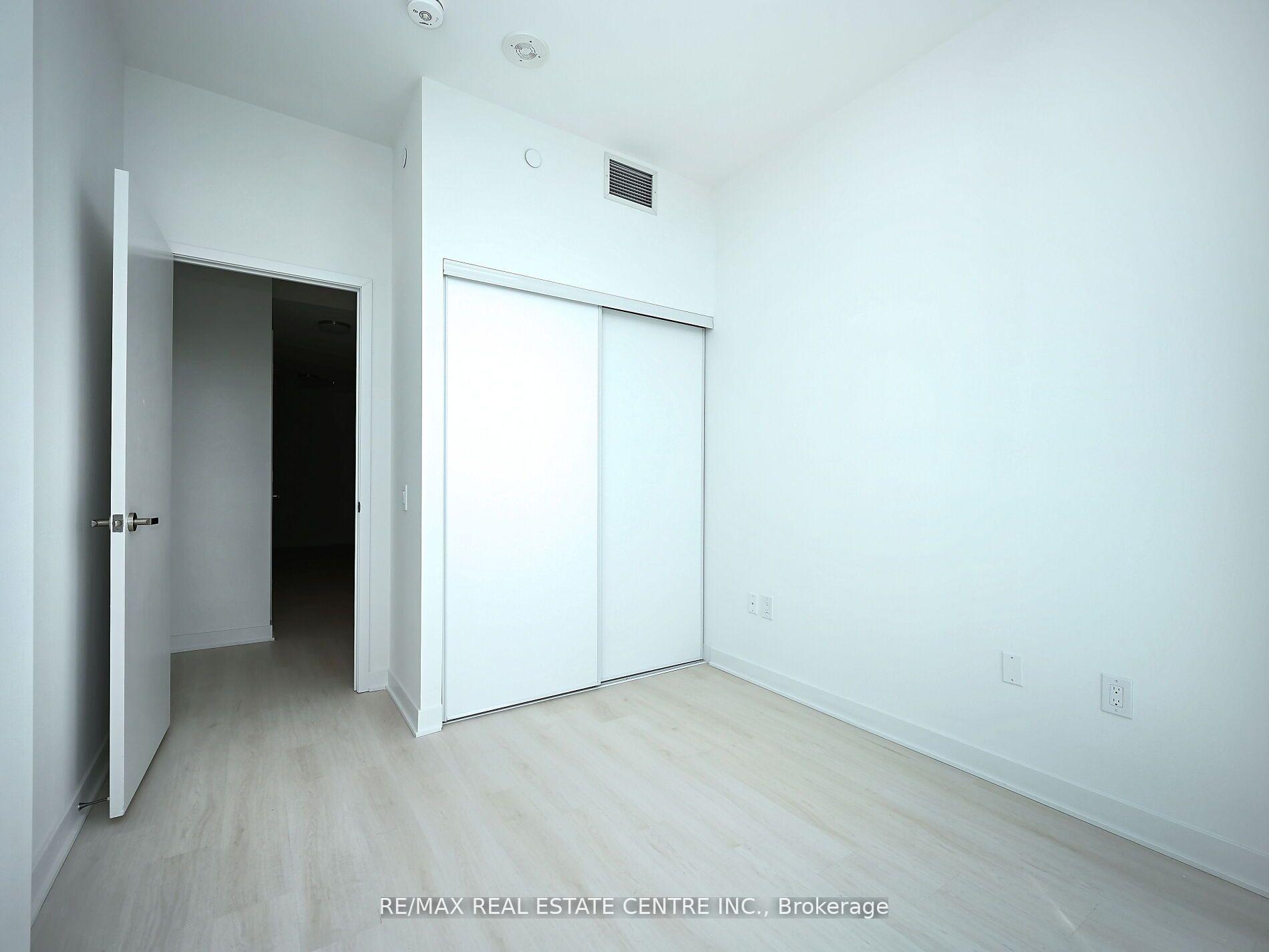 3 Bedrooms Condo at 3900 Confederation, Mississauga For sale
