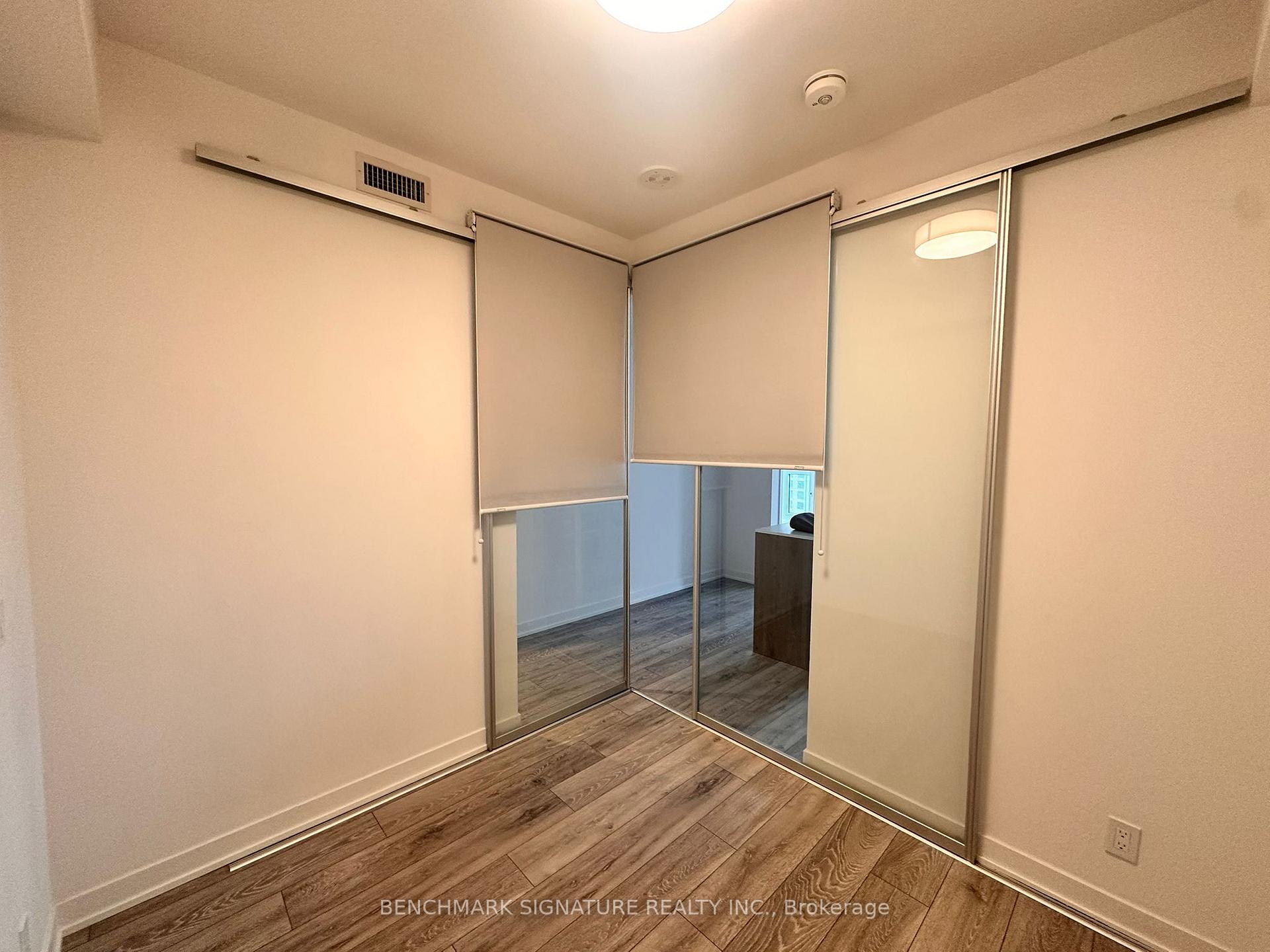 2 Bedrooms Condo at 15 Holmes, Toronto For sale