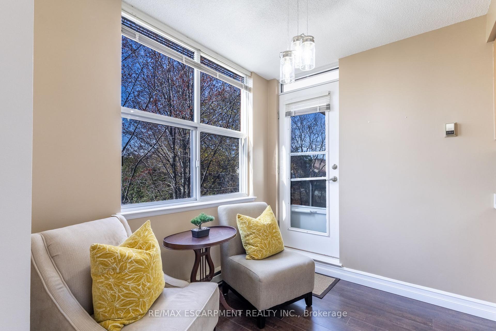 2 Bedrooms Condo at 2199 Sixth,  Oakville For sale