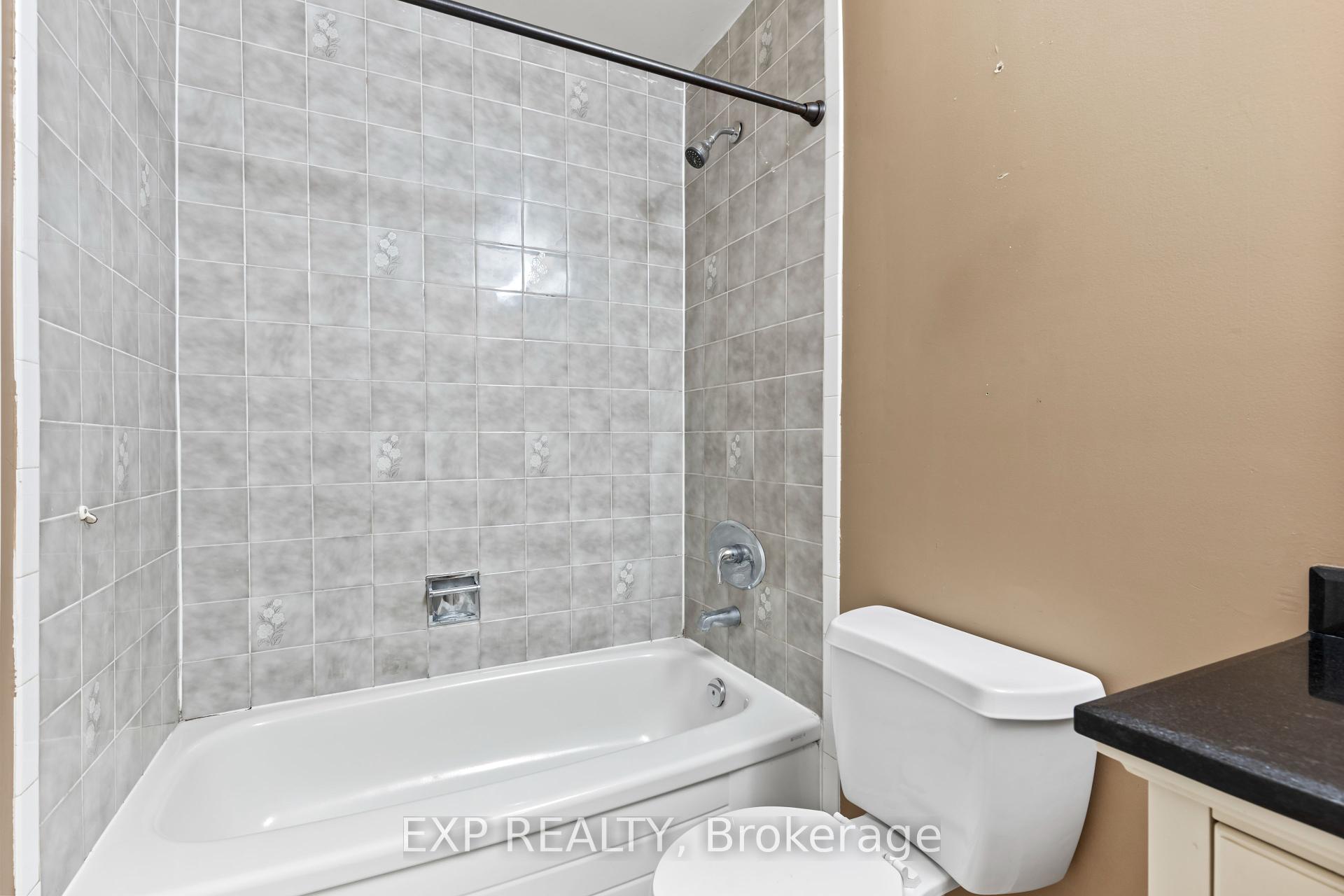 3 Bedrooms Condo at 2205 South Millway,  Mississauga For sale