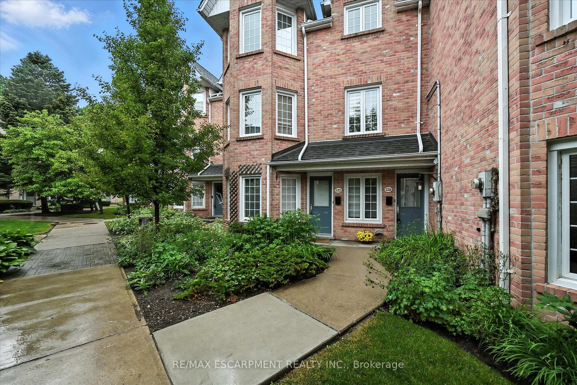 3 Bedrooms Condo at 2110 CLEAVER, Burlington For sale