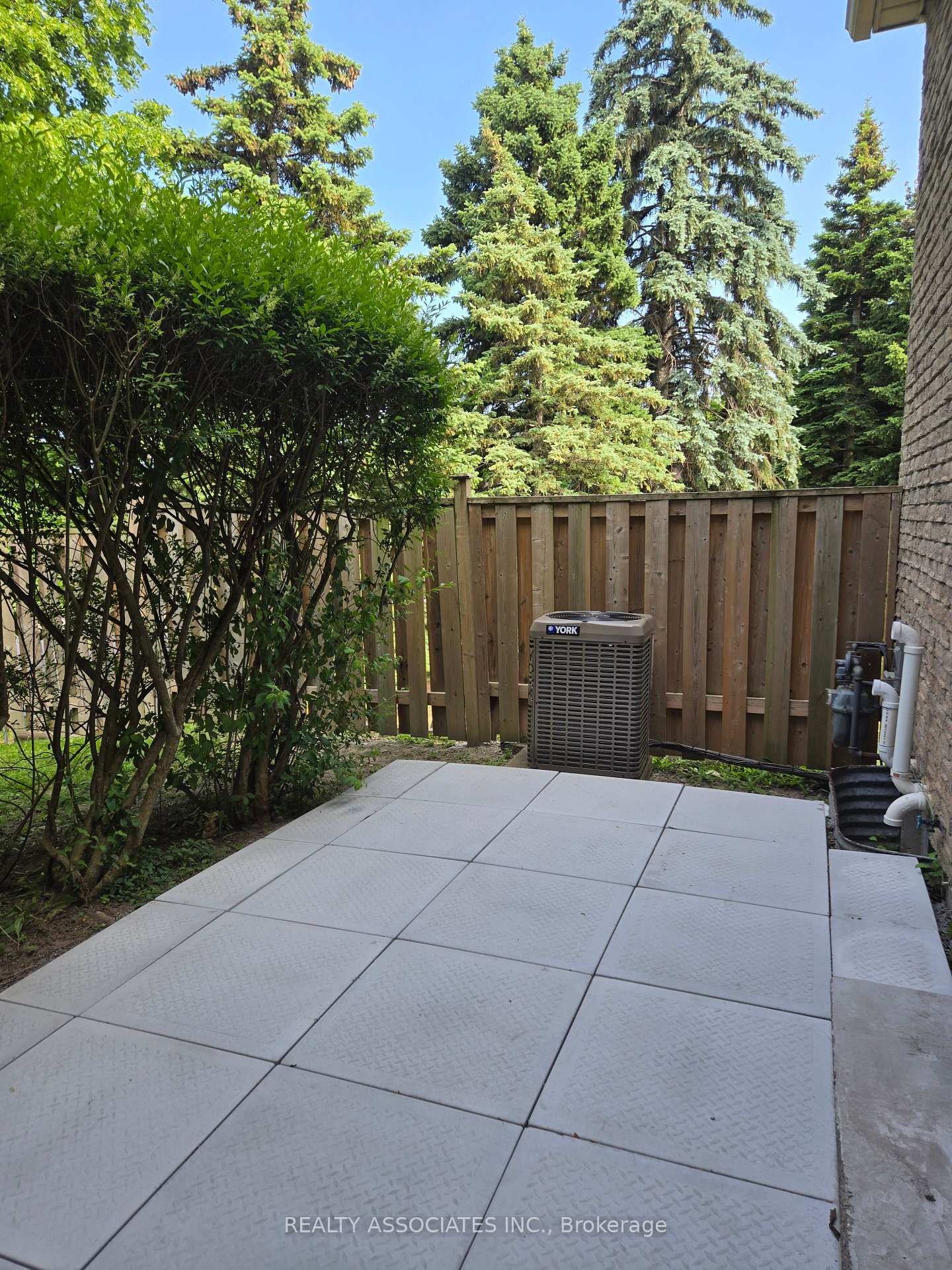 3 Bedrooms Condo at 2 Stonehill, Toronto For sale