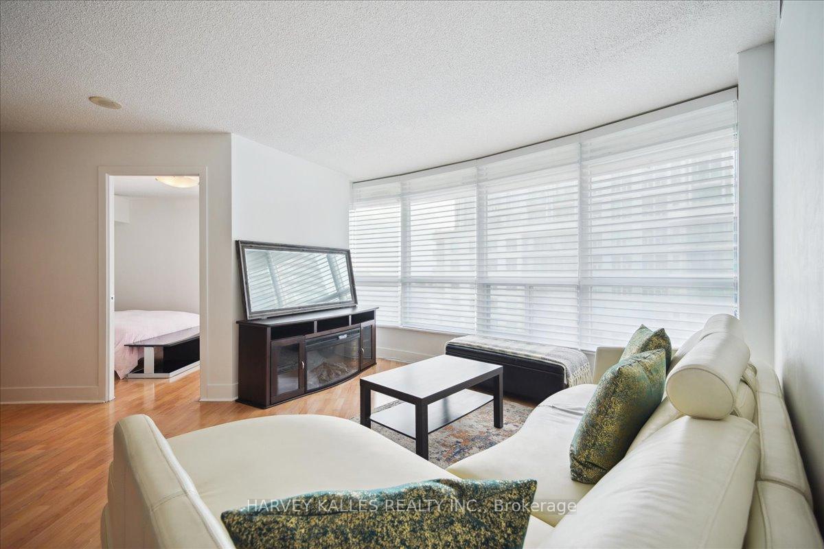 2 Bedrooms Condo at 550 Queens, Toronto For sale
