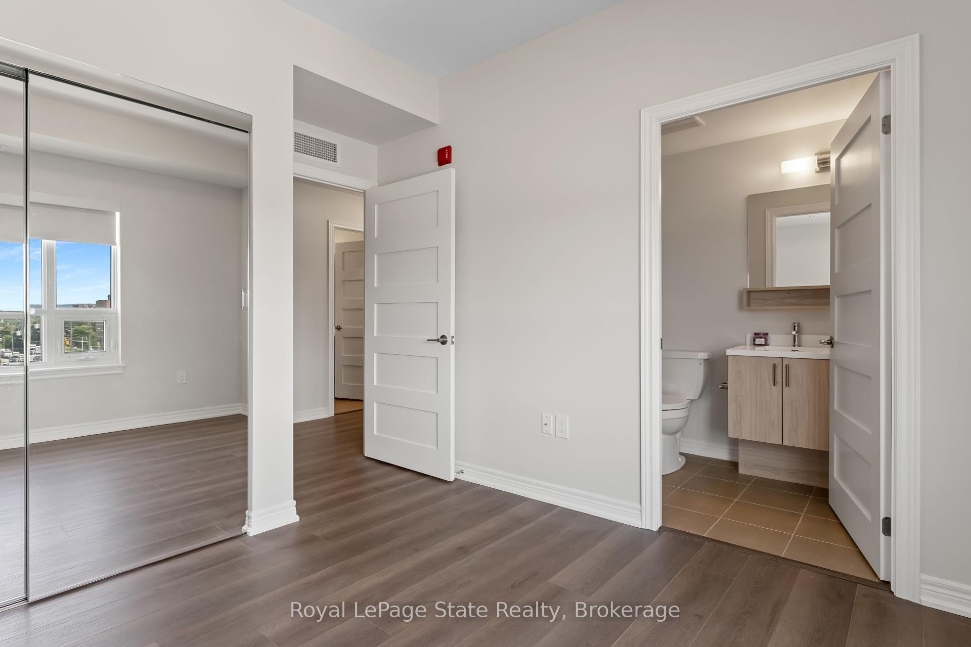 2 Bedrooms Condo at 121 8,  Hamilton For sale