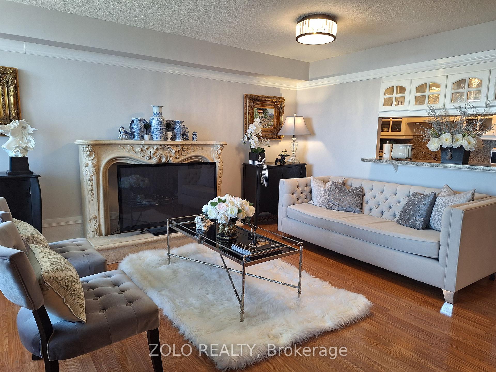 3 Bedrooms Condo at 300 Webb, Mississauga For sale