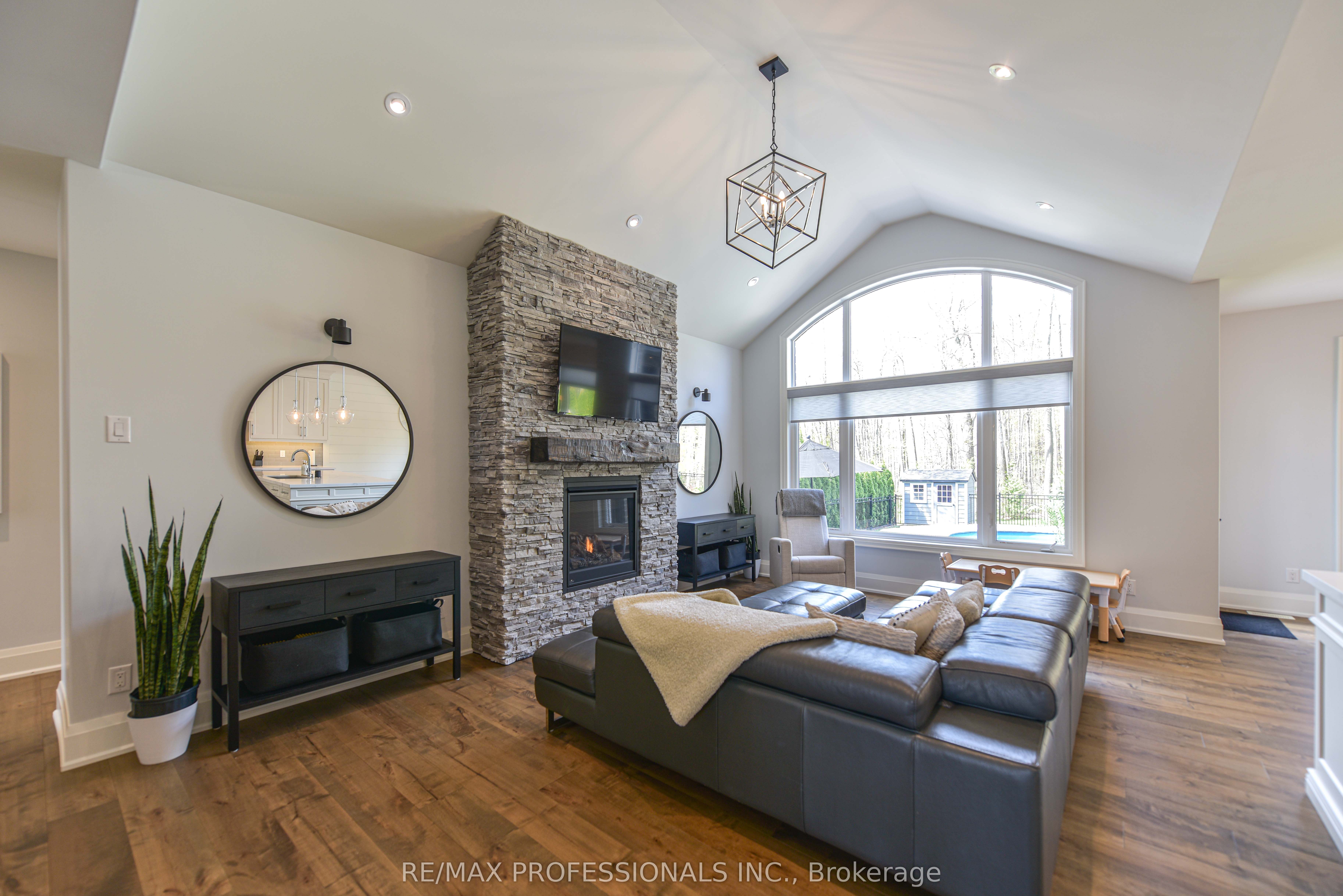 21 Boothby Crescent, Springwater, ON L9X 0H1