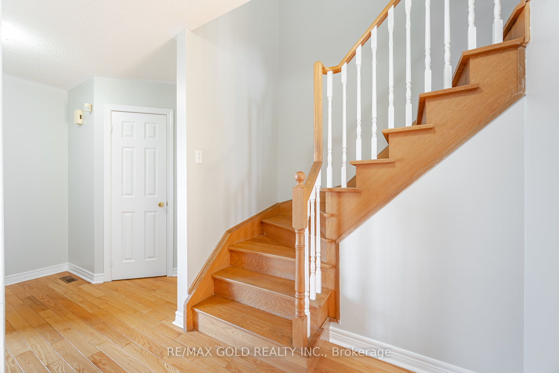 566 Leatherleaf Drive, Mississauga, ON L4Z 3Y6