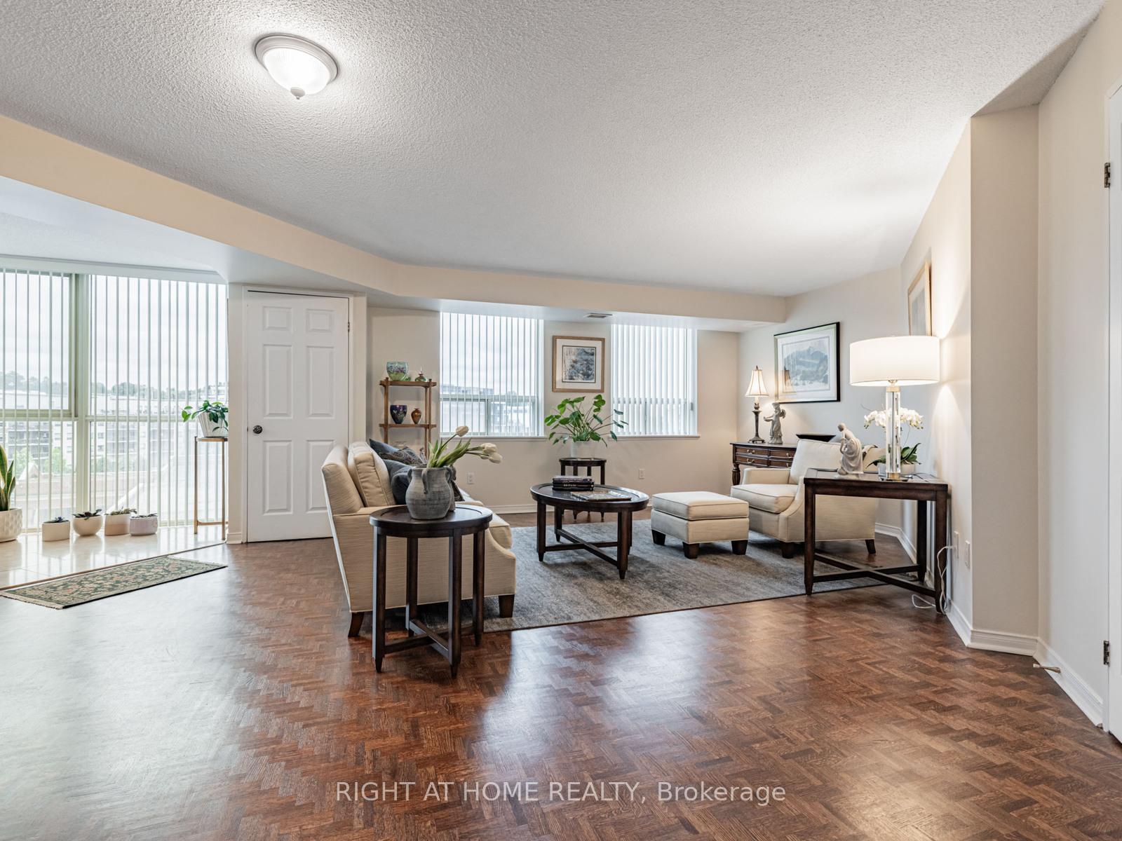 2 Bedrooms Condo at 100 Arbors, Vaughan For sale