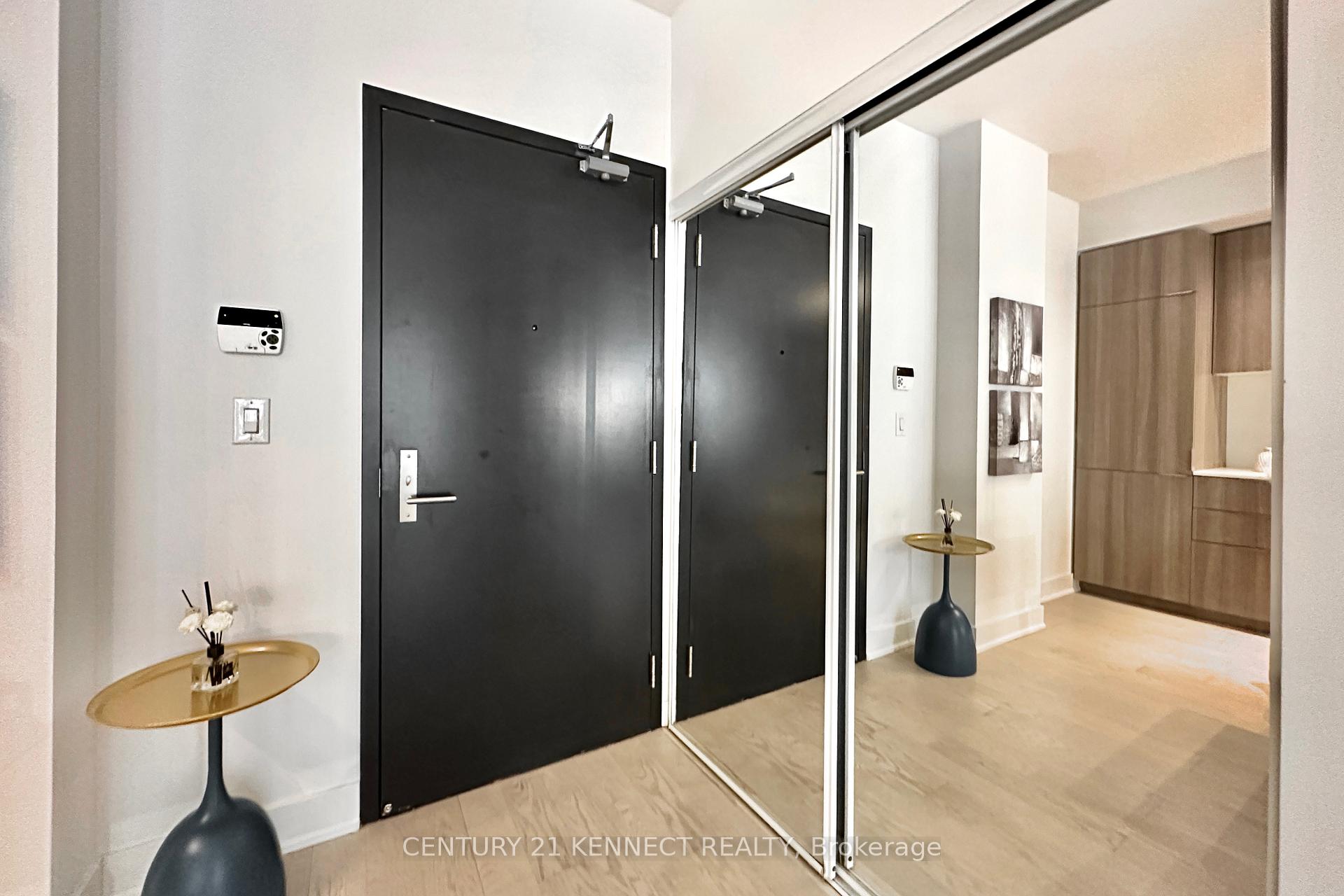 #313 – 955 Bay Street, Toronto, ON M5S 2A2