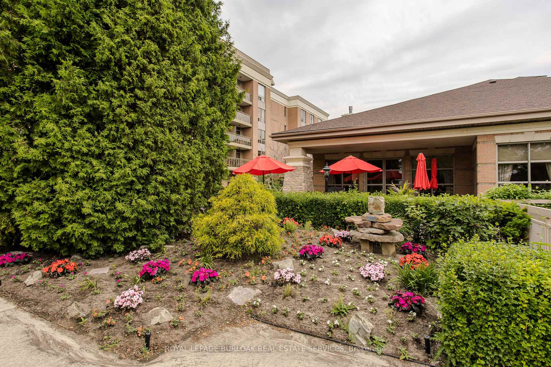 2 Bedrooms Condo at 100 Burloak, Burlington For sale