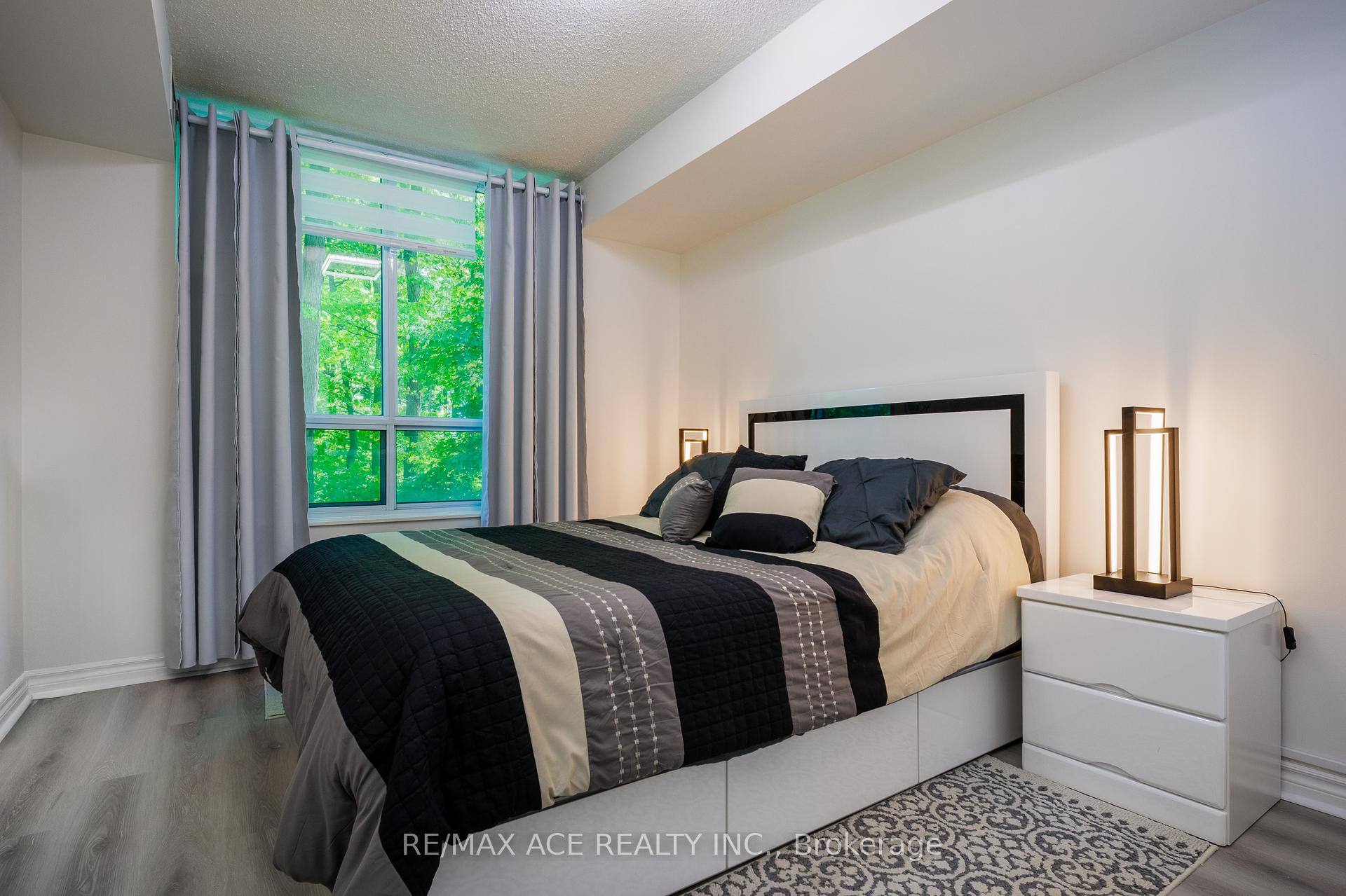 3 Bedrooms Condo at 61 Town Centre, Toronto For sale