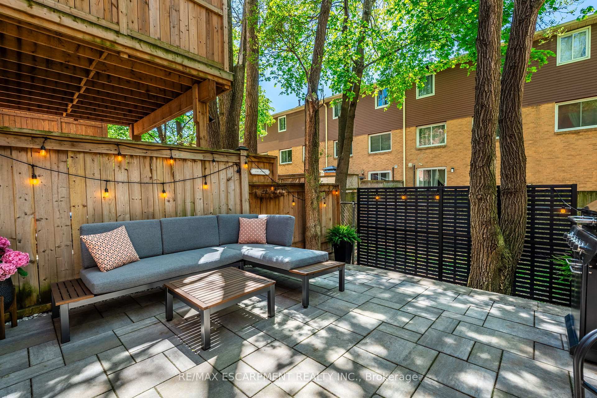 2 Bedrooms Condo at 181 Plains, Burlington For sale