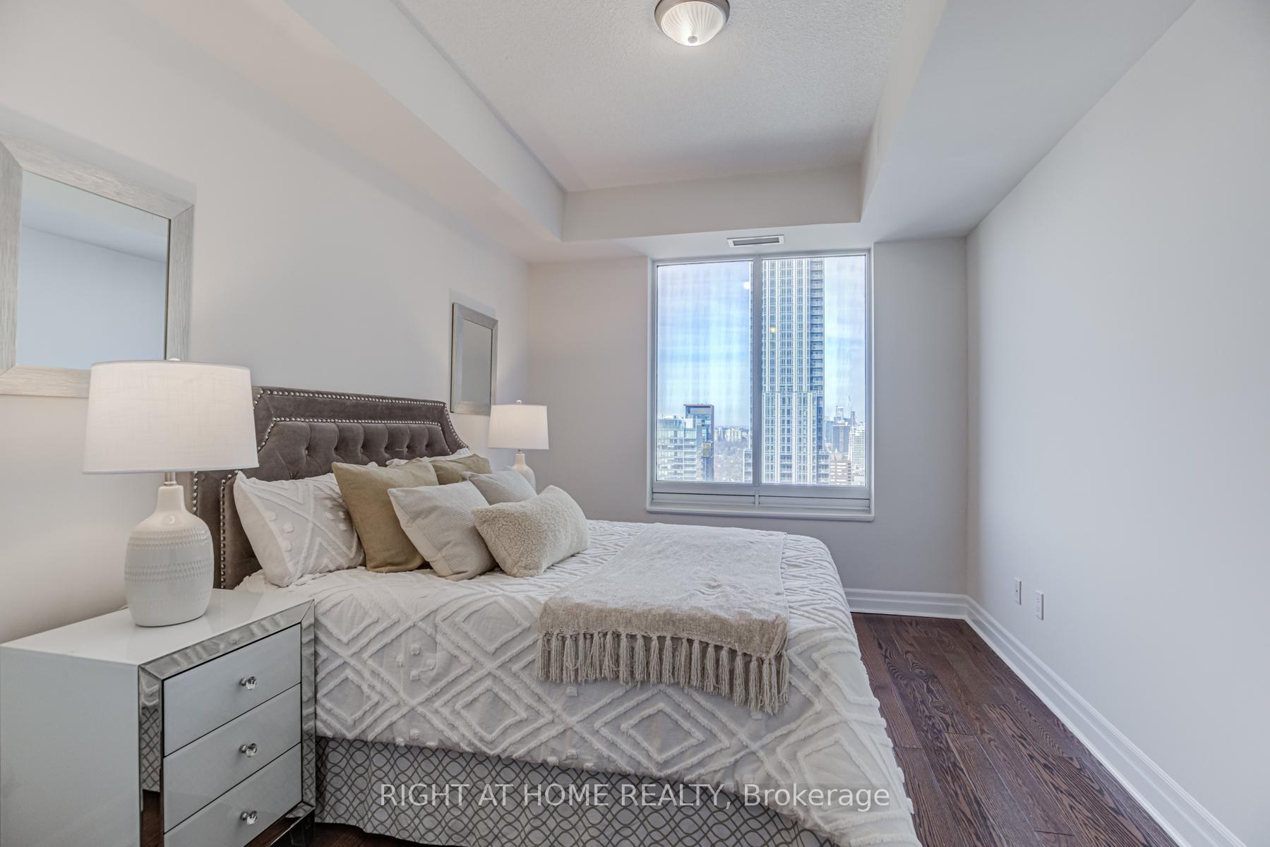 2 Bedrooms Condo at 35 Balmuto,  Toronto For sale