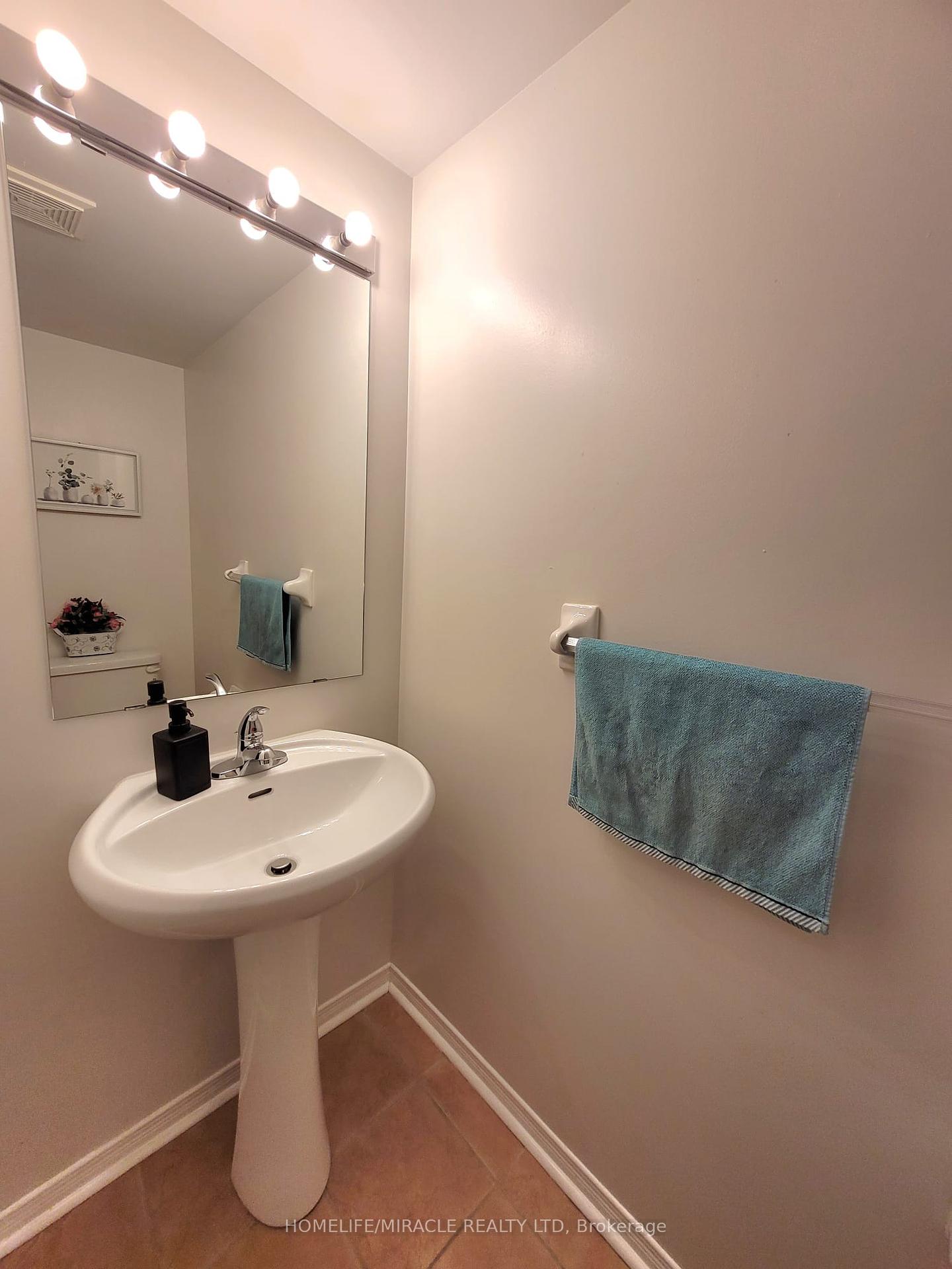 4 Bedrooms Condo at 22 Exchequer,  Toronto For sale