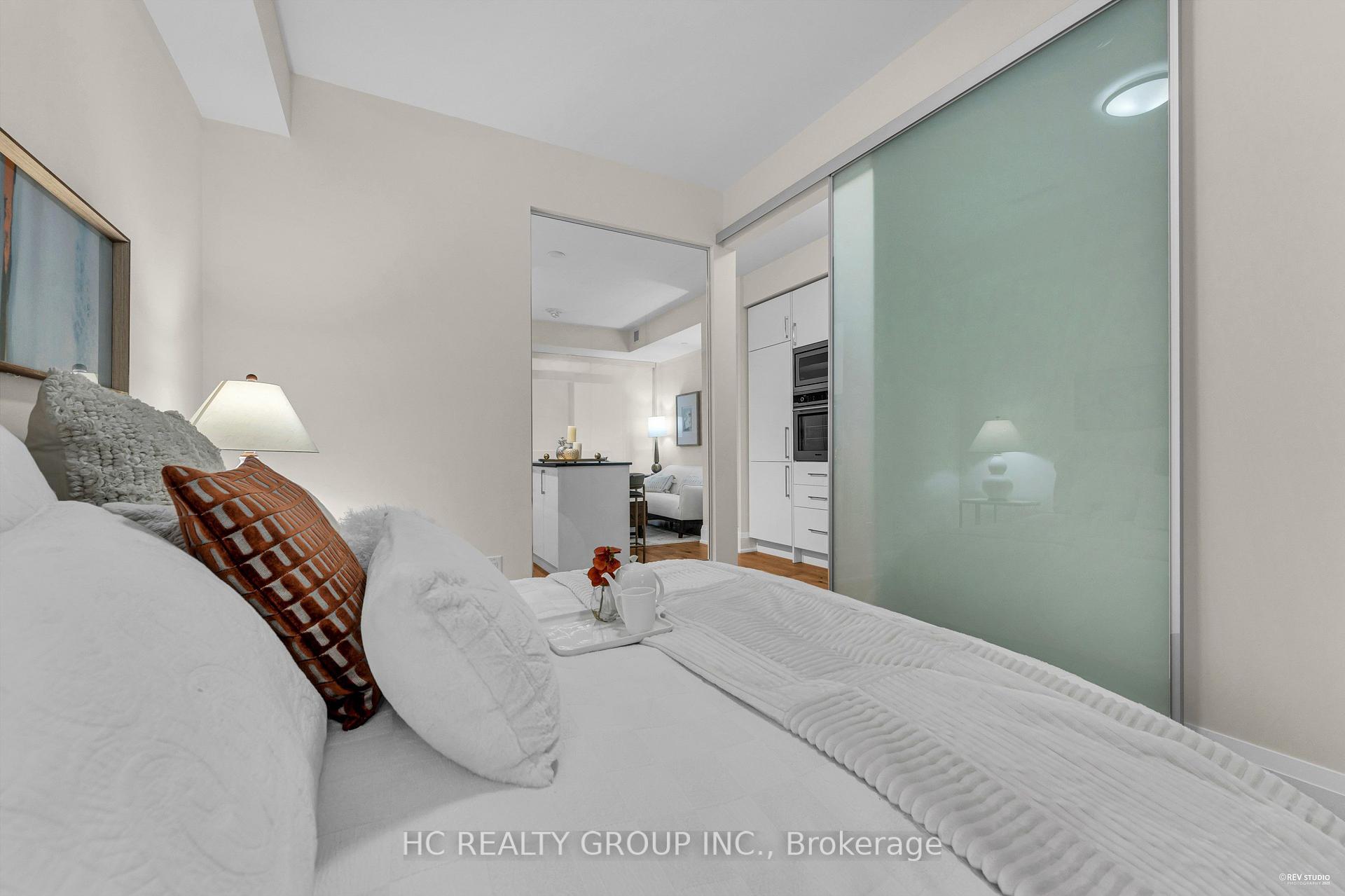 2 Bedrooms Condo at 88 Cumberland,  Toronto For sale