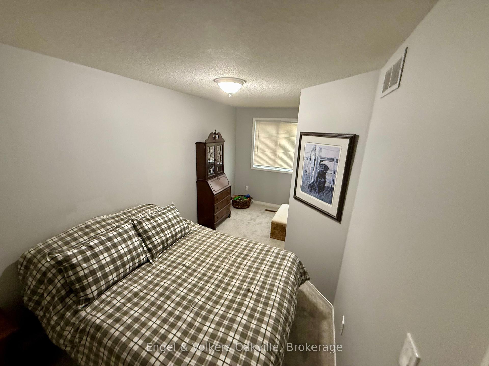 3 Bedrooms Condo at 2015 Cleaver, Burlington For sale