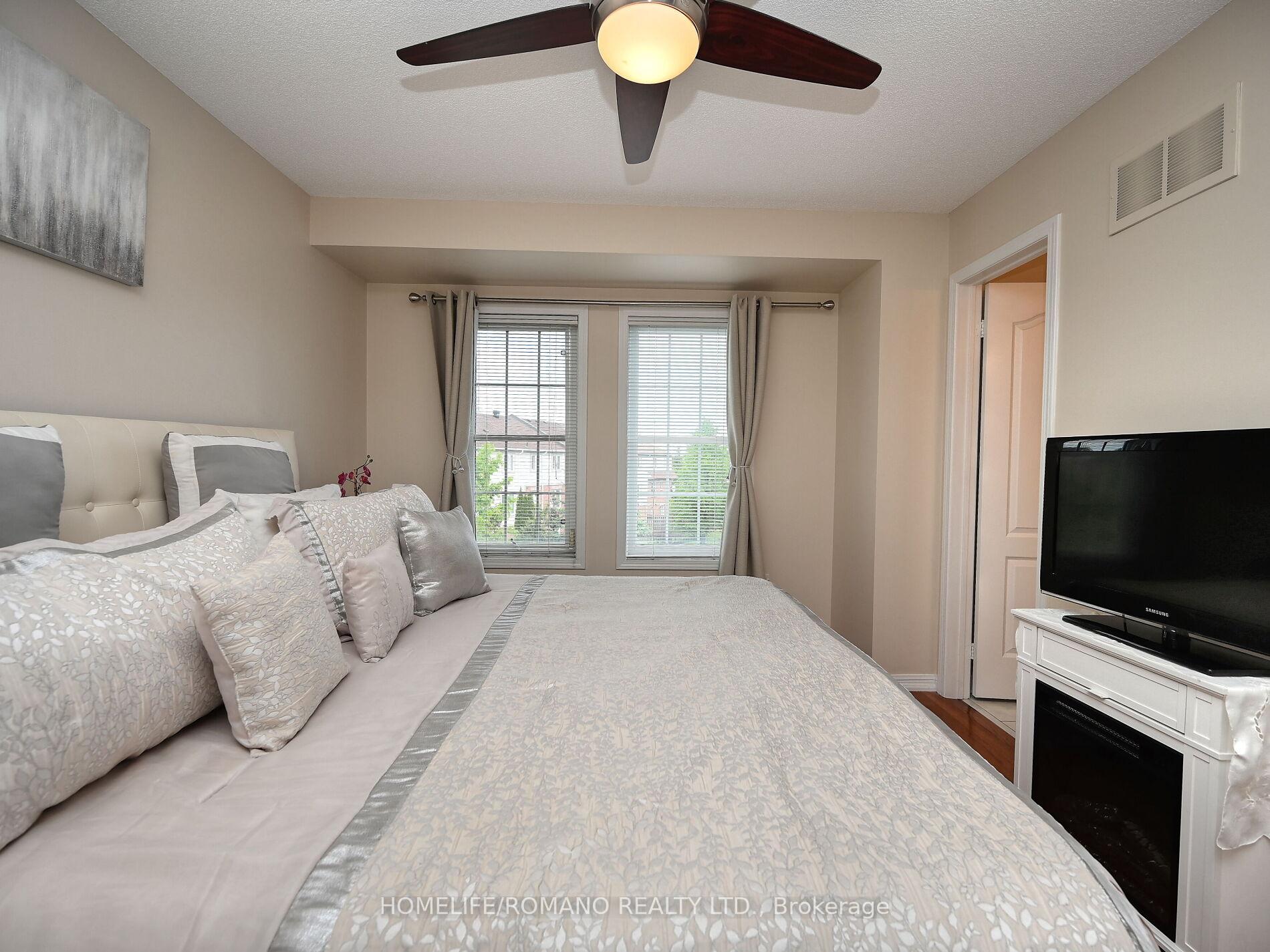 4 Bedrooms Condo at 3030 Breakwater, Mississauga For sale