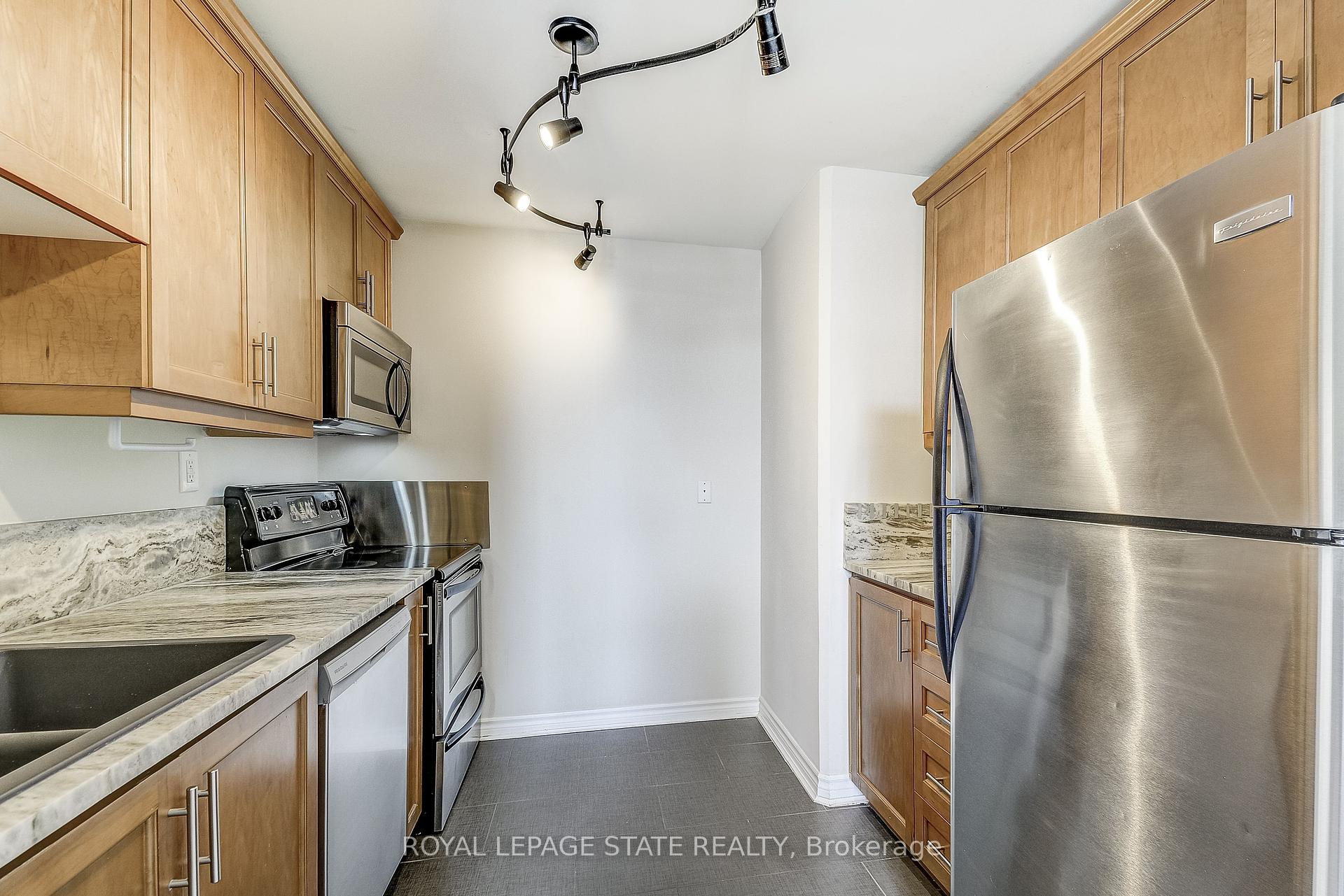 2 Bedrooms Condo at 80 King William, Hamilton For sale