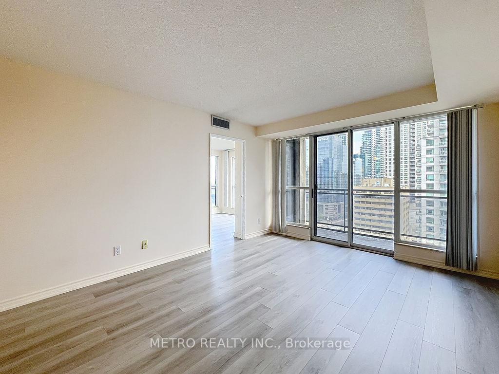 3 Bedrooms Condo at 18 Hollywood, Toronto For sale