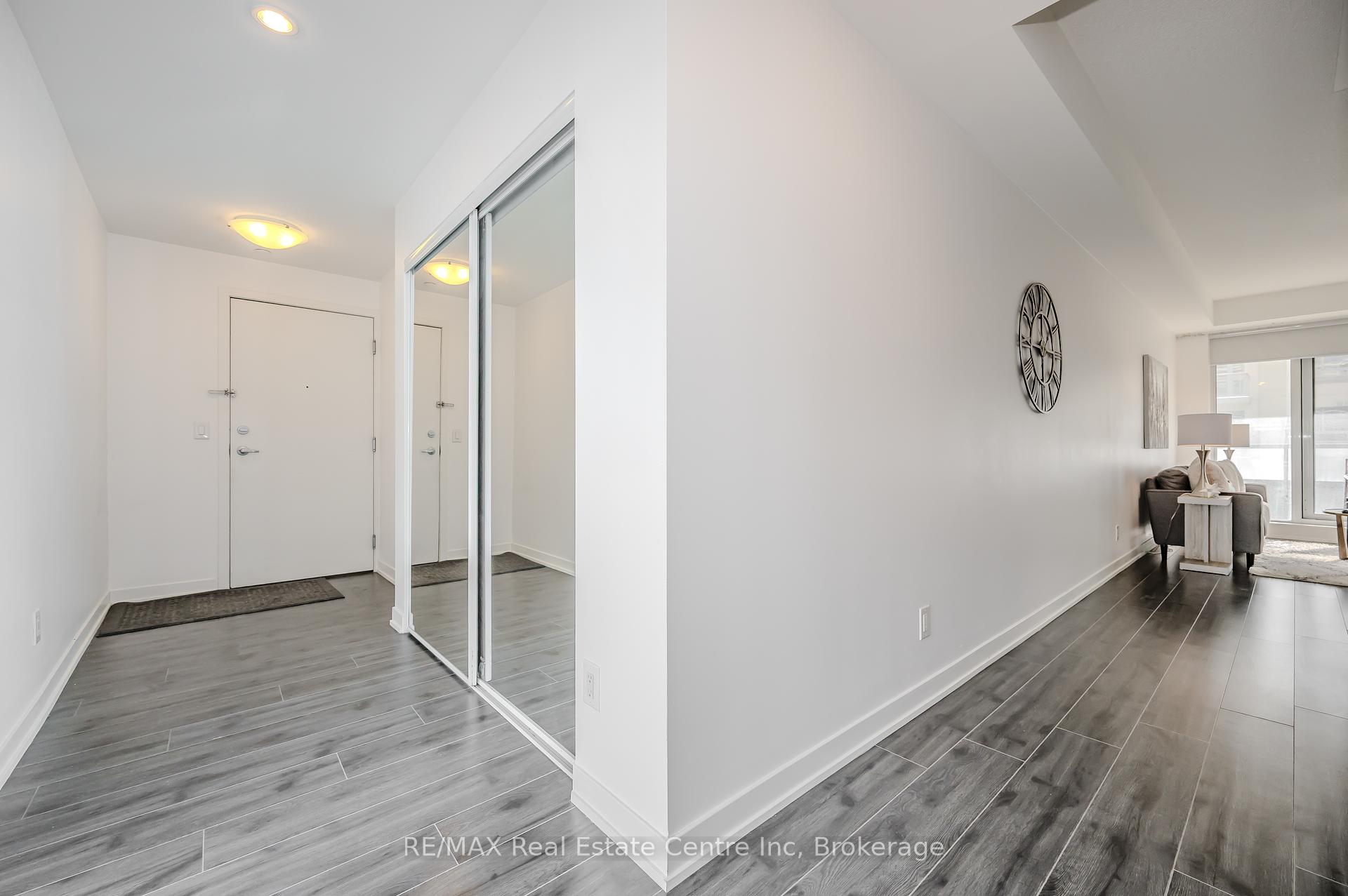 2 Bedrooms Condo at 18 Rean, Toronto For sale