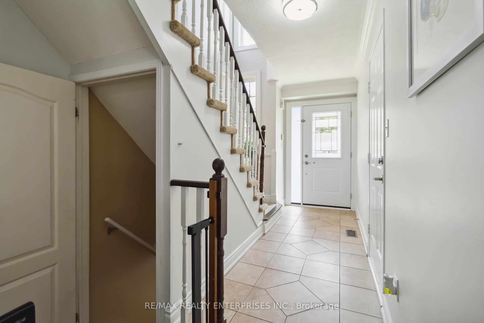 3 Bedrooms Condo at 1588 South Parade, Mississauga For sale